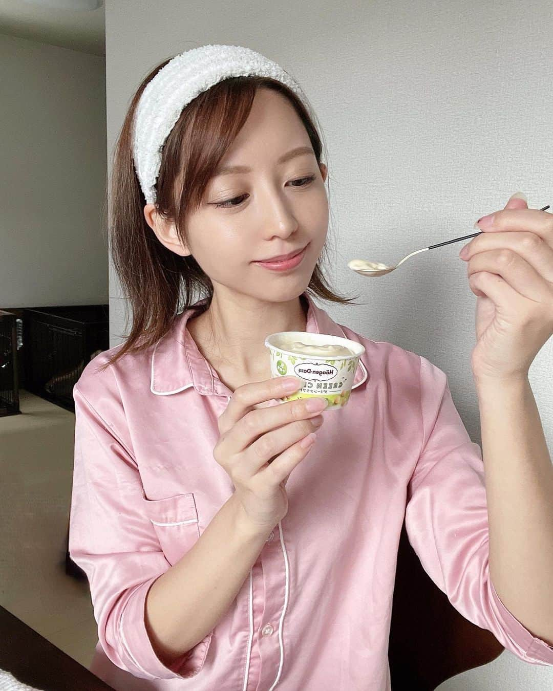 高塚みゆきのインスタグラム：「大好きなHäagen-Dazs🍨🤍 . . アイスはほんと季節関係なくて寒くても年中食べれちゃうやつ😟💓 ︎ ︎ ︎ ︎ ︎ ︎ ︎ ︎ ︎ ︎ ︎ ︎ ︎ ︎ ︎ ︎ ︎ ︎ ︎ ︎ ︎ ︎ ︎ ︎ ︎ ︎ ︎ ︎ ︎ ︎ ︎ ︎ ︎ ︎ ︎ ︎ ︎ ︎ ︎ ︎ ︎ ︎ ︎ ︎ ︎ ︎ ︎ ︎ ︎ しかもその中でもハーゲンダッツって ご褒美だったり贅沢なアイス感があるけど 特に今私はね、、 ︎ ︎ ︎ ︎ ︎ ︎ ︎ ︎ ︎ ︎ ︎ ︎ ︎ ︎ ︎ ︎ ︎ ︎ ︎ ︎ ︎ ︎ ︎ ︎ ︎ ︎ ︎ ︎ ︎ ︎ ︎ ︎ ︎ ︎ ︎ ︎ ︎ ︎ ︎ ︎ ︎ ︎ ︎ ︎ ︎ ︎ ︎ ︎ ︎ 植物性ミルク｛ 豆乳 ｝で作られた このグリーンクラフトシリーズにハマってるんだぁ♪♪ ︎ ︎ ︎ ︎ ︎ ︎ ︎ ︎ ︎ ︎ ︎ ︎ ︎ ︎ ︎ ︎ ︎ ︎ ︎ ︎ ︎ ︎ ︎ ︎ ︎ ︎ ︎ ︎ ︎ ︎ ︎ ︎ ︎ ︎ ︎ ︎ ︎ ︎ ︎ ︎ ︎ ︎ ︎ ︎ ︎ ︎ ︎ ︎ ︎ ︎ ︎ ︎ ︎ ︎ ︎ ︎ ︎ ︎ ︎ ︎ ︎ ︎ ︎ ︎ ︎ ︎ ︎ ︎ ︎ ︎ ︎ ︎ ︎ ︎ ︎ ︎ ︎ ︎ ︎ ︎ ︎ ︎ ︎ ︎ ︎ ︎ ︎ ︎ ︎ ︎ ︎ ︎ ︎ ︎ ︎ ︎ ︎ ︎ 個人的な感想...✎☡ ￣￣￣￣￣￣￣￣￣ ▷豆乳プレーンの方は濃厚なバニラを感じつつも 豆乳の味もしっかりあってさっぱり✨ ▶⾖乳チョコレート&マカデミアは もう言うまでもなく間違いなしのお味なんだけど＋αで ヘルシーさも感じれたよ🤭🍀 ︎ ︎ ︎ ︎ ︎ ︎ ︎ ︎ ︎ ︎ ︎ ︎ ︎ ︎ ︎ ︎ ︎ ︎ ︎ ︎ ︎ ︎ ︎ ︎ ︎ ︎ ︎ ︎ ︎ ︎ ︎ ︎ ︎ ︎ ︎ ︎ ︎ ︎ ︎ ︎ ︎ ︎ ︎ ︎ ︎ ︎ ︎ ︎ ︎ ︎ ︎ ︎ ︎ ︎ ︎ ︎ ︎ ︎ ︎ ︎ ︎ ︎ ︎ ︎ ︎ ︎ ︎ ︎ ︎ ︎ ︎ ︎ ︎ ︎ ︎ ︎ ︎ ︎ ︎ ︎ ︎ ︎ ︎ ︎ ︎ ︎ ︎ ︎ ︎ ︎ ︎ ︎ ︎ ︎ ︎ ︎ ︎ ︎ 私みたいにお風呂あがりに1日のご褒美として 通常のハーゲンダッツを食べてる方にも 罪悪感が薄くなる⾖乳のグリーンクラフトを⾷べたり、 素材にこだわってる方にも 新しい贅沢の始まり。をおすすめしたいなぁって 思ったので初見の方は是非よかったらꔛ ︎ ︎ ︎ ︎ ︎ ︎ ︎ ︎ ︎ ︎ ︎ ︎ ︎ ︎ ︎ ︎ ︎ ︎ ︎ ︎ ︎ ︎ ︎ ︎ ︎ ︎ ︎ ︎ ︎ ︎ ︎ ︎ ︎ ︎ ︎ ︎ ︎ ︎ ︎ ︎ ︎ ︎ ︎ ︎ ︎ ︎ ︎ ︎ ︎ ︎ ︎ ︎ ︎ ︎ ︎ ︎ ︎ ︎ ︎ ︎ ︎ ︎ ︎ ︎ ︎ ︎ ︎ ︎ ︎ ︎ ︎ ︎ ︎ ︎ ︎ ︎ ︎ ︎ ︎ ︎ ︎ ︎ ︎ ︎ ︎ ︎ ︎ ︎ ︎ ︎ ︎ ︎ ︎ ︎ ︎ ︎ ︎ ︎ ︎ ︎ ︎ ︎ ︎ ︎ ︎ ︎ ︎ ︎ ︎ ︎ ︎ ︎ ︎ ︎ ︎ ︎ ︎ ︎ ︎ ︎ ︎ ︎ ︎ ︎ ︎ ︎ ︎ ︎ ︎ ︎ ︎ ︎ ︎ ︎ ︎ ︎ ︎ ︎ ︎ ︎ ︎ ︎ ︎ ︎ ︎ ︎ ︎ ハーゲンダッツのオンラインショップで買えるよ⸜👍🏻⸝‍ . . . #ハーゲンダッツ #GREENCRAFT #グリーンクラフト #アイス #haagendazs #PR #植物性ミルク #植物性ミルクアイス #マイグリーンクラフト #豆乳プレーン #豆乳チョコレートアンドマカデミア #ご褒美アイス #期間限定」