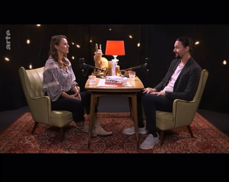 ネヴェン・スボティッチのインスタグラム：「BUCH MEINES LEBENS mit @subotic4 auf @arte.tv. Neven ist ein Mensch, bei dem Bücher das Leben wirklich auf den Kopf gestellt haben. Ich wusste sofort, dass er ein großartiger Gast ist für dieses Format: Sein Weg von Profi-Fußballer bis zur @neven_subotic_stiftung ist voll mit Büchern, über die er die Welt anders verstanden hat. Einige davon hat er mitgebracht in die Sendung und wir haben darüber geredet, wie das geht: ein Buch lesen und danach wirklich das Leben verändern. Er liebt Sachbücher. Seine Neugier ist auffallend, aber er geht das Erkunden der Welt nicht emotional, sondern lieber sachlich an, sucht nach Daten, Fakten und Analysen zu den Themen, die ihn beschäftigen. Er hat die Entscheidung getroffen, sich mit seiner Stiftung für sauberes Trinkwasser einzusetzen, Partner vor Ort einzubeziehen und die eigenen Projekte konsequent zu evaluieren ; alles ist genau, auf der Suche nach Optimierung. Dieser Perfektionismus ist ihm zu eigen, gleich ob Fußball oder Stiftung. Ein beeindruckender Mensch. Die ganze Folge jetzt auf @arte.tv #nevensubotic #buchmeineslebens」