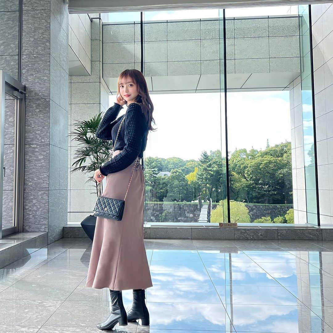 ゆうたむのインスタグラム：「秋服🤎  #cordinate  tops: @selectshop.ecrea  skirt: @junoah_official  shoes: @grl bag: @chanelofficial   @junoah のレースアップマーメイドスカートのシルエットがとっても綺麗で お気に入りです❤︎  zozotownでセール中みたい❤︎  #junoah #junoahコーデ  #selectshopecrea  #chanel #fashion #ootd #오오티디  #멋스타그램 #데일리룩  #데일리코디  #데일리패션  #패션」