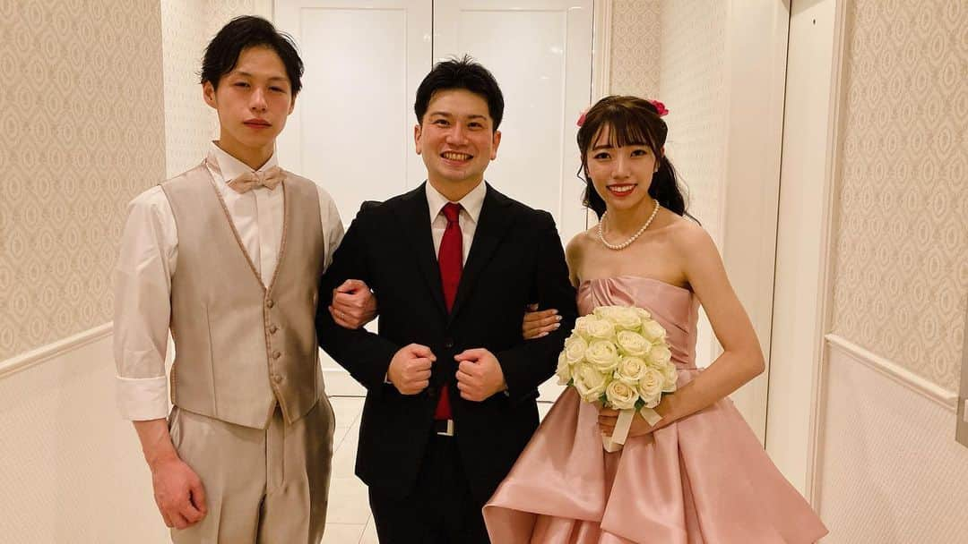 センターうるしさんのインスタグラム写真 - (センターうるしInstagram)「司会のお仕事を始めたてのころ 「私が結婚する時は司会してくださいね」と言ってくれた子がいました。 アルバイトで一緒だった子で、19歳の頃から知っています。 そう言ってくれたのは、彼女が成人を迎えた次の年くらい。3年ほど前です。 社交辞令も言えるしっかりした子だ。なんて思っていましたが 今年、彼氏にプロポーズを受けた彼女が結婚するにあたり、なんと本当に披露宴の司会を依頼してくれたのです。 旦那さんは優しそうで柔らかくてお似合いな二人。  打ち合わせをして連絡を取り合って、先日 行われた挙式と披露宴。 もともと美男美女な二人ですが、ドレスアップしてビックリするくらい、さらに綺麗になってましたよ。 素敵なご親族様とゲストに囲まれて、とても良い時間を過ごしました。 司会としてこのパーティーに携わることが本当に幸せです。  本当におめでとうございます。 お二人らしい幸せな日がずっと続きますように😊」10月15日 17時36分 - sharkun0716