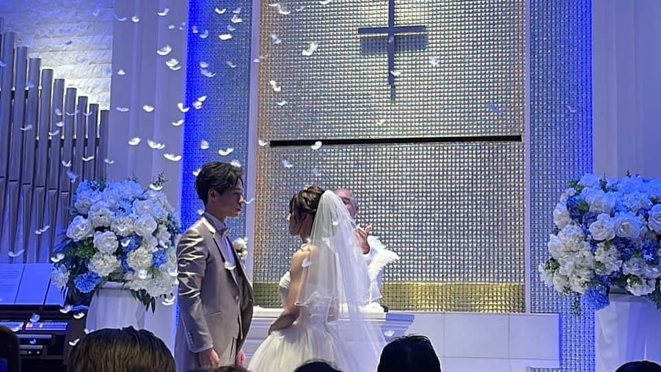 センターうるしのインスタグラム：「司会のお仕事を始めたてのころ 「私が結婚する時は司会してくださいね」と言ってくれた子がいました。 アルバイトで一緒だった子で、19歳の頃から知っています。 そう言ってくれたのは、彼女が成人を迎えた次の年くらい。3年ほど前です。 社交辞令も言えるしっかりした子だ。なんて思っていましたが 今年、彼氏にプロポーズを受けた彼女が結婚するにあたり、なんと本当に披露宴の司会を依頼してくれたのです。 旦那さんは優しそうで柔らかくてお似合いな二人。  打ち合わせをして連絡を取り合って、先日 行われた挙式と披露宴。 もともと美男美女な二人ですが、ドレスアップしてビックリするくらい、さらに綺麗になってましたよ。 素敵なご親族様とゲストに囲まれて、とても良い時間を過ごしました。 司会としてこのパーティーに携わることが本当に幸せです。  本当におめでとうございます。 お二人らしい幸せな日がずっと続きますように😊」