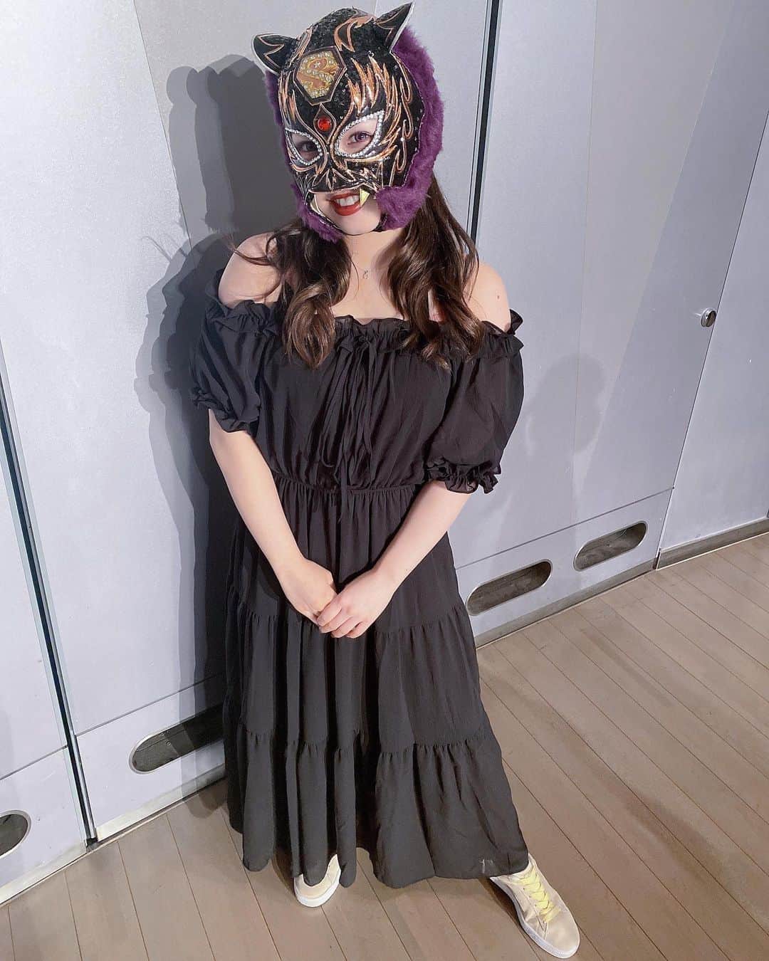 のインスタグラム：「神戸サイン会Thank You🐯🖤 今日はちょっと甘めなコーデ🫰 マスクもしっかりハロウィン仕様- ̗̀ 🎃 ̖́-  #SLK #スターライトキッド #OED #OEDotai #大江戸隊 #スターダム #女子プロレスラー #アーティストオブスターダムチャンピオン」