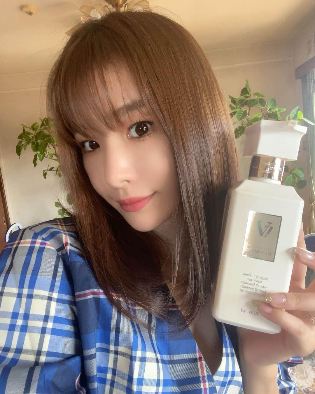 小山桃のインスタグラム：「@byour_official_jp バイアウア集中ダメージヘアケアセット🧴‎🫧💓  バニラ系の甘い香りが癒されるう🤍🤍🤍 髪の毛サラサラ〜😙  ボトルも最高に可愛すぎる🥰🎀💕  Qoo10やAmazonでも買えるみたいなので 気になった方はぜひ見てみてね😘💓  #バイアウア #바이아우어 #셀럽뷰티 #シャンプー #トリートメント #韓国コスメ #韓国美容 #ヘアケア #美容マニア #韓国ヘア #美容」