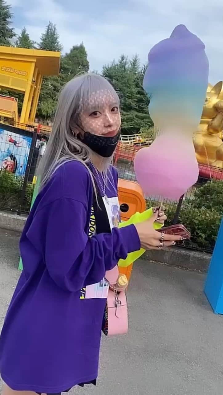 のインスタグラム：「🌈虹色綿飴  #富士急ハイランド #甘いもの大好き  #メイク #アイドル #コスプレイヤー #ゲーマー女子  #カメラマンさんと繋がりたい #ゲーム好きな人と繋がりたい  #被写体 #角色扮演 #闇属性 #サブカル #派手髪  #fashion #cosplay #cosplayer #kawaii #cyberkawaii #japanesegirl #anime #photography  #follw #followｍe #idol #artist #model」