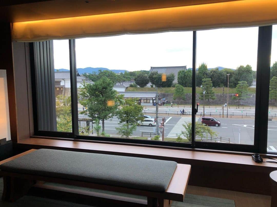 竹本アイラさんのインスタグラム写真 - (竹本アイラInstagram)「生きてて良かった〜 京都で泊まったHOTEL THE MITSUI KYOTO  三井財閥ゆかりの建物が2020年にホテルとしてオープン  そして、まさかのスイートルームにアップグレード🧡  大きな窓から二条城が一望できる その名もニジョウスイート  2枚目は、玄関の門 300年以上も前のものだそう  とにかく広くて 一つ一つのしつらえが美しく 間違いなく人生でNo.1のホテルステイとなりました！  しかも、全部タダです¥0💴  こんなお部屋にタダで泊まる方法 知ってる人は知ってるけど 知らない人も多いみたい。  気になる方はvlogの概要欄をチェック☞  これからも美味しいものや 旅の様子を投稿しますので フォローして応援して頂けると とっても励みになります❣️ @airatakemoto ⁡ #京都 #kyoto #hoteljapan  #スイートルーム  #アップグレード  #京都ホテル  #ホテル好きな人と繋がりたい  #夫婦旅  #女ひとり旅 #ひとり旅女子  #旅 #旅行 #旅好きな人と繋がりたい #旅スタグラム  #ホテルステイ  #ホテル  #マリオット #ホテルライフ #マリオットホテル #マリオットボンヴォイ #プラチナチャレンジ #チタンエリート #hotelthemitsuikyoto #vlogtravel  #vlog  #youtube  #youtubetips」10月15日 18時22分 - aira.ar50
