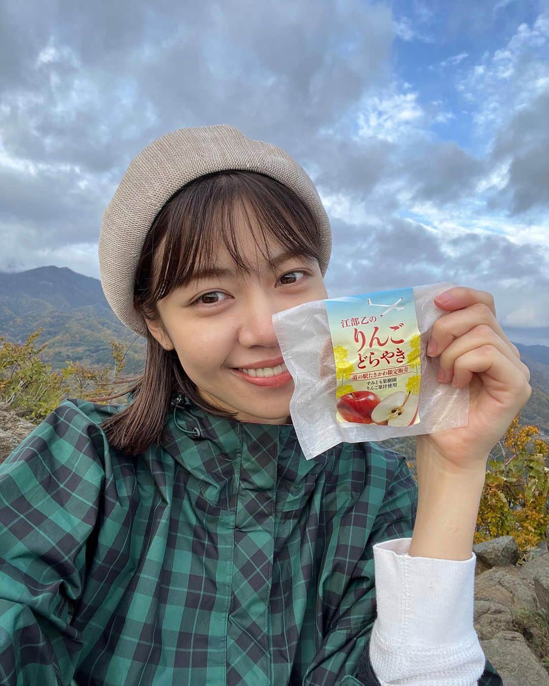 のインスタグラム：「4時起き登山🏔 山頂で道の駅たきかわ限定のどらやきを🍎  柔らかい朝日の光が 気持ちよかった☀️  秋満喫  #北海道#hokkaido#hokkaidolove #八剣山#定山渓#札幌#sapporo#滝川市#道の駅たきかわ」