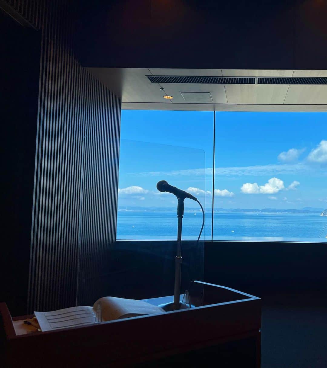 のインスタグラム：「瀬戸内の絶景のもと🎤🎤 サンポート高松 かがわ国際会議場にて  他県からいらっしゃった方々が、 この景色に見入る様子に 嬉しくなりました！  #民教協 #四国九州沖縄地区大会 #香川 #瀬戸内海」