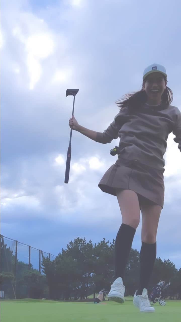 紺野ゆりのインスタグラム：「⛳️ 平均40パットの私がこの日はハーフ13パット🤭で39❣️ いかにパターが大事かわかりました😂✨✨  ヒロ先生( @hirogolf1977 )に、 アドレスで少しハンドダウンしてトゥ側を少し浮かせて構えた方がテイクバックでアウトに行きづらくなって良いよとアドバイスもらってから、 だいぶ良くなりました✨ それでも練習全然しないので安定してないですが。パターマット買おっと‼︎  #yurigolf🦋 #golf#golfswing#ゴルフスイング#golfwear#ゴルフ女子#골프#골프스윙#골프여자 #ゴルフウェア #パター」