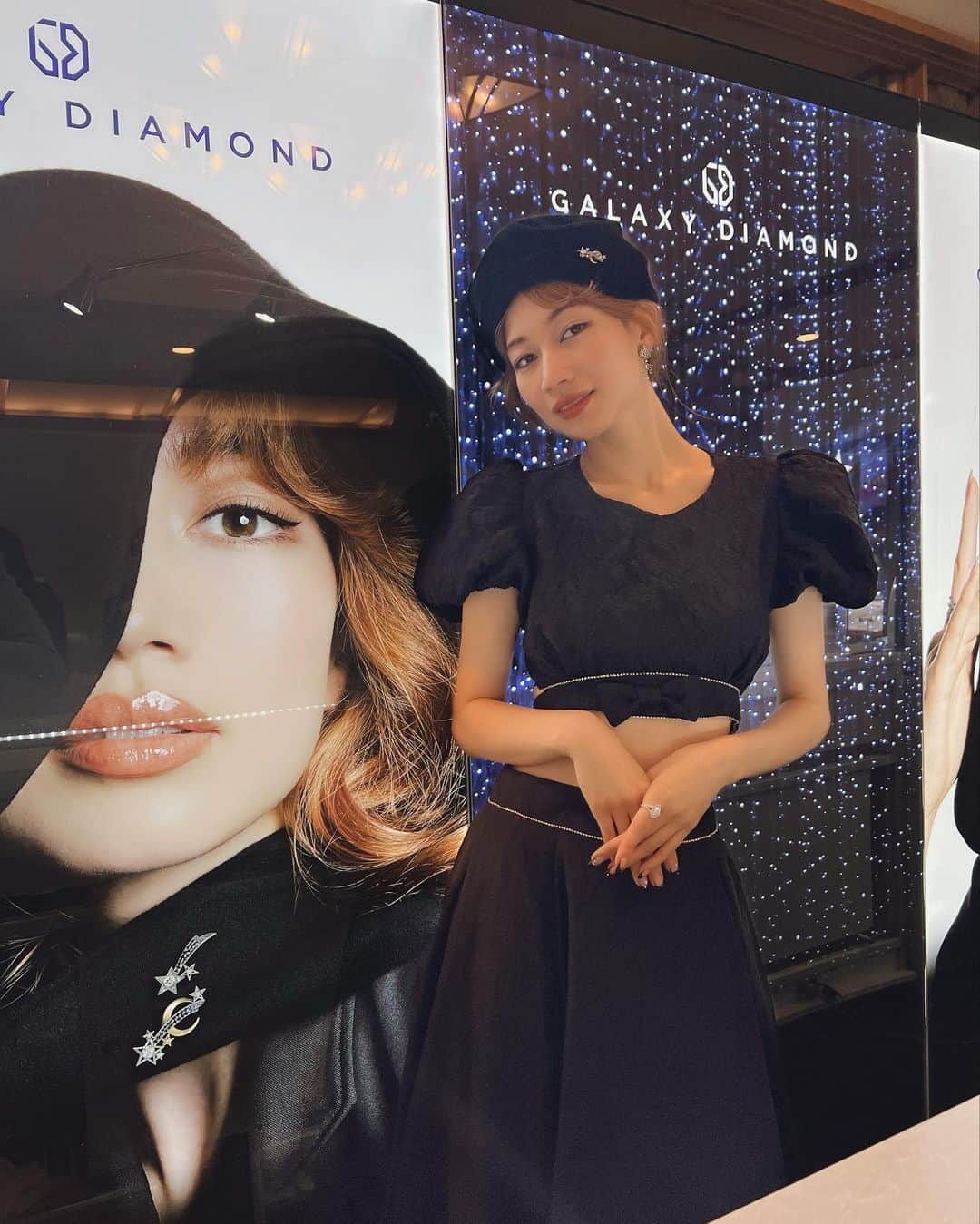 山本ソニアのインスタグラム：「@galaxy.diamond_official 💫  創美展では撮影ぶりにクリスマス チャリティーブローチを身に付けてとっても素敵なジュエリーに囲まれて特別な日になりました！  ありがとうございました💫  パネルは高島屋さんのギャラクシーダイアモンドブースで見れる店舗も今後あるとのことなのでお楽しみに😘🌹  #ギャラクシーダイヤモンド #チャリティー#ブローチ#高島屋 #創美展#帝国ホテル#diamond#charity#diamondjewelry#platinum」