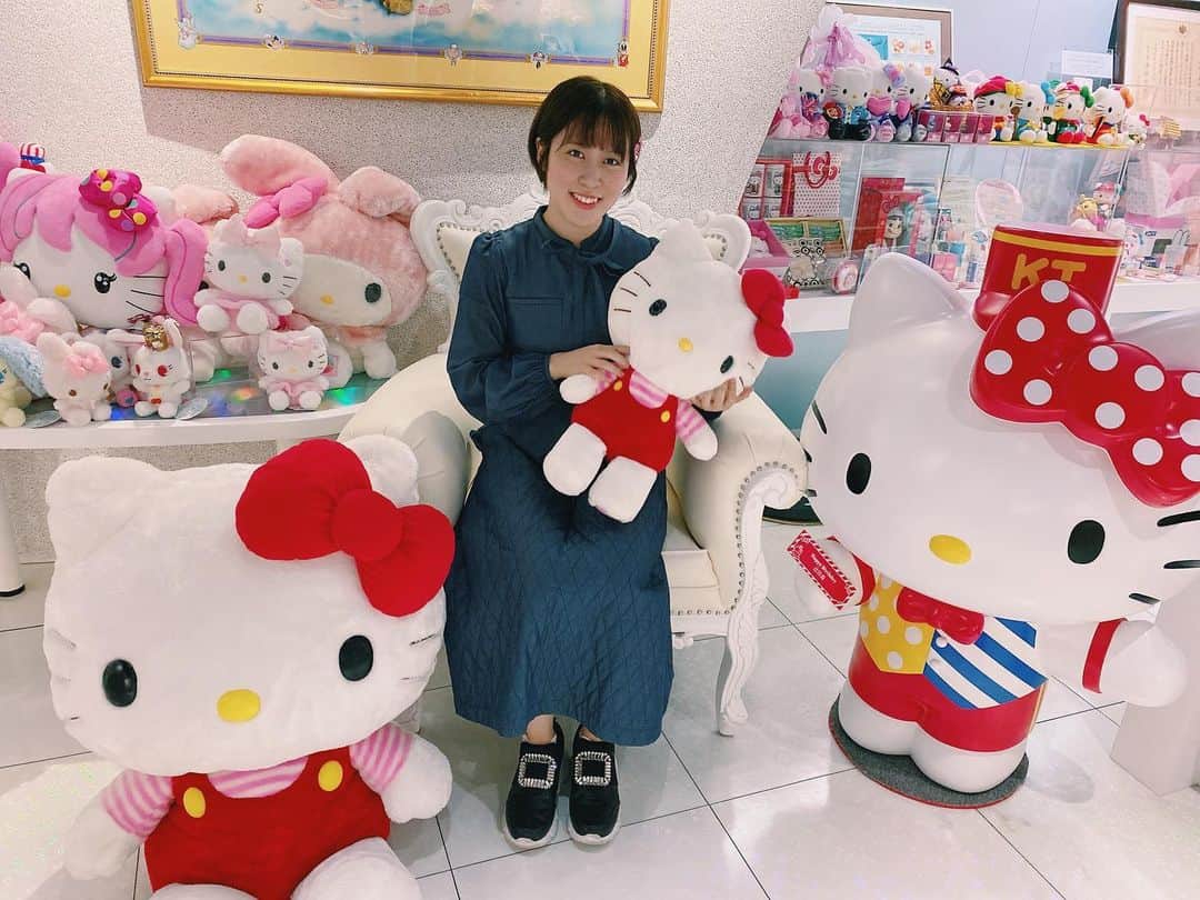 平野美宇のインスタグラム：「こんばんは✨ 先日サンリオさんの本社へ伺わせていただいた時に沢山のハローキティに囲まれて写真を撮っていただきました☺️ #サンリオ #Sanrio #ハローキティ #HelloKitty」