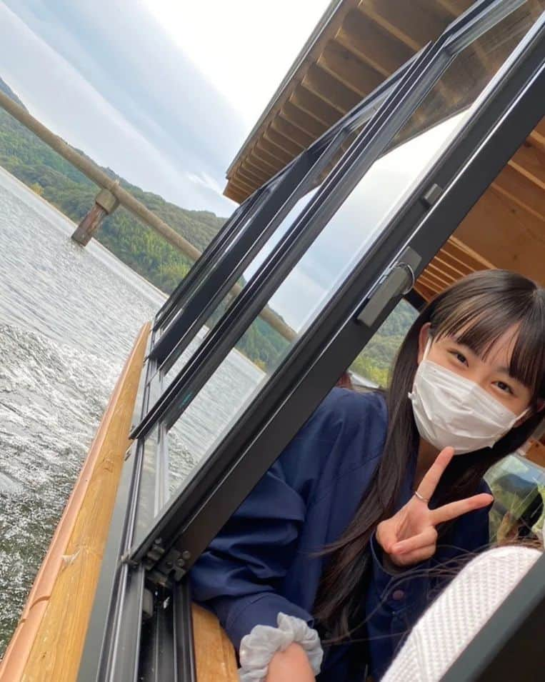 丸本凛のインスタグラム：「研究旅行🐸 沢山食べて色んなものを見たり、非日常的な時間を過ごせたのでとても楽しかったです！ 四万十川の水は澄んでいてとても綺麗でした。 #四万十川#屋形船#沈下橋#猫#高知編#kochi#shimantoriver#初四国#高校の思い出 #旅#05#17#photooftheday#instamood#japan#landscape#extraordinary#schooltrip」