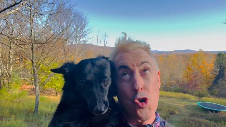 アラン・カミングのインスタグラム：「It’s Saturday Night On Broadway and I’m back in the mountains!」
