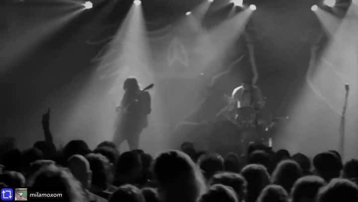 のインスタグラム：「Filthiest Hardest Sexiest Swampiest Rock Band of our time @allthemwitchesband rocking Europe’s faces off w psycho sold out shows every night ✨✨✨✨🙌🏽🙌🏽🙌🏽🙌🏽✨✨✨✨」