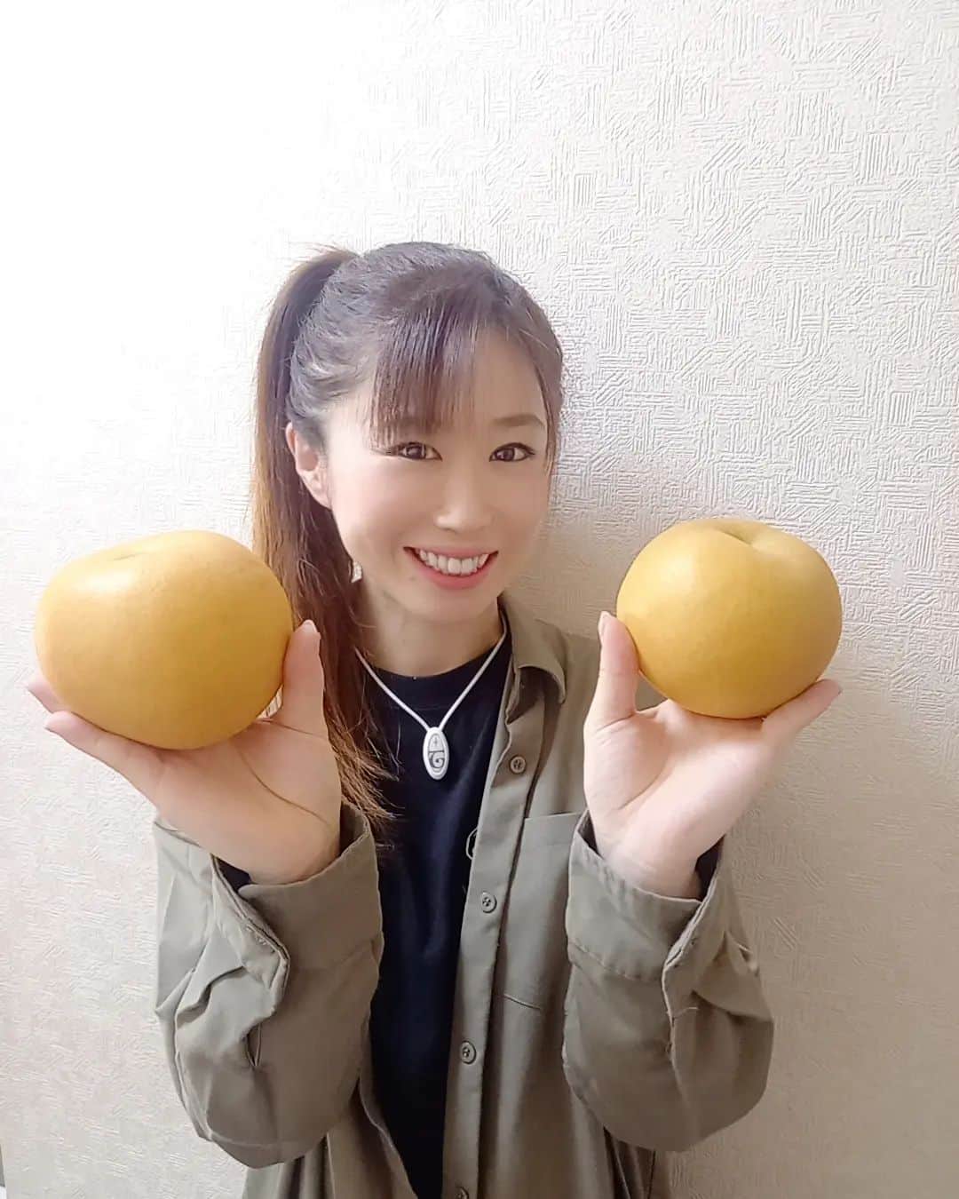 藤本つかさのインスタグラム：「利府梨がおいしいんです！ 甘くて大きくてみずみずしい🍐  通販もあるよ！  #利府町観光大使  #利府町  #梨  #甘い #大きい #みずみずしい  #飛ぶぞ」