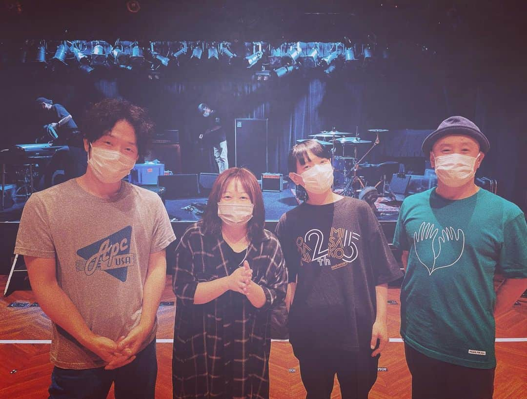 小谷美紗子さんのインスタグラム写真 - (小谷美紗子Instagram)「#odanimisako #25thanniversary #band #tour #uhehe   終演後、客席にて。  大阪も良かった！ お客さんの笑顔、こちらに届いとったよ。  ただ少し、大阪が私の言葉の毒の濃度を濃くさせるのか、、笑笑 まぁ、ええ。  終わった寂しさを噛み締める。 皆様ありがとう！ 皆んなのそれぞれの生きてる周年もおめでとう。またね。  #田渕ひさ子 #二宮友和  #玉田豊夢 #小谷美紗子  10/13 #名古屋クラブクアトロ  10/15 #大阪 #バナナホール  10/20 #渋谷 #duomusicexchange」10月15日 21時35分 - odanimisako