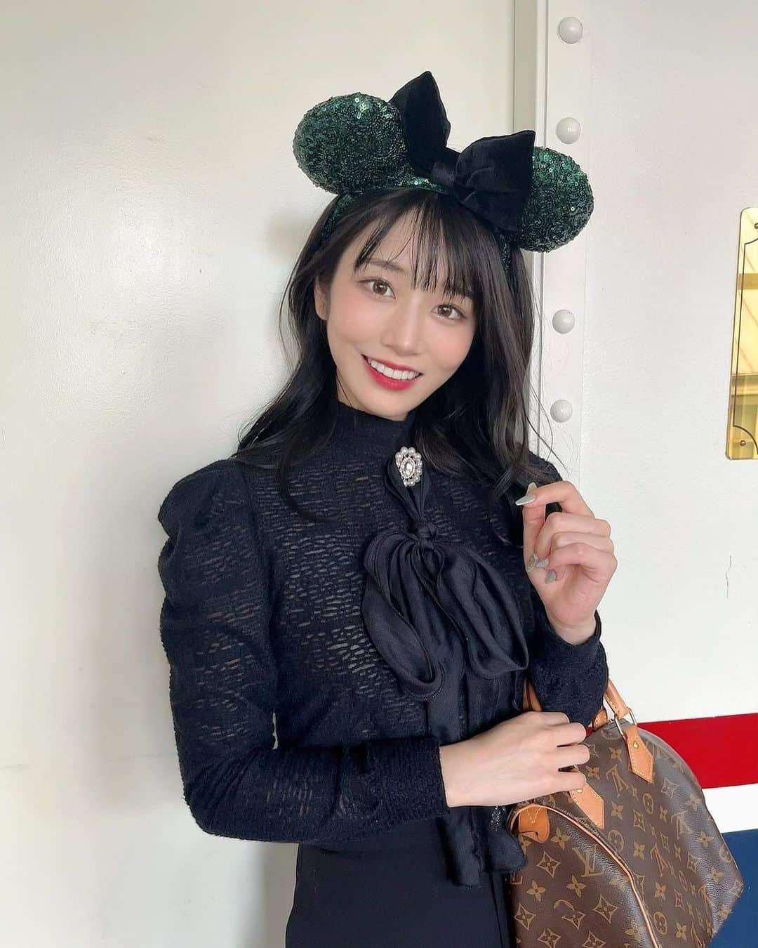 河北彩花さんのインスタグラム写真 - (河北彩花Instagram)「⁡ ⁡ 今年のハロウィンディズニーは あともう1回行ってくるよ🎃🦇🕸 ⁡ ⁡ コスプレするの好きじゃないから 仮装はいつもしません。(笑) ⁡ ⁡ でも仮装してる人を見るのは好きだよ👏🏻😂 ⁡ ⁡ ⁡ 最後のアラジンとジャスミンの写真 どこか分かるーー？？♡゛ ⁡ ⁡ 私の1番好きな場所だよ👀𓈒𓏸 ⁡  #ディズニー  #ハロウィンディズニー」10月15日 21時38分 - saika_kawakita__official