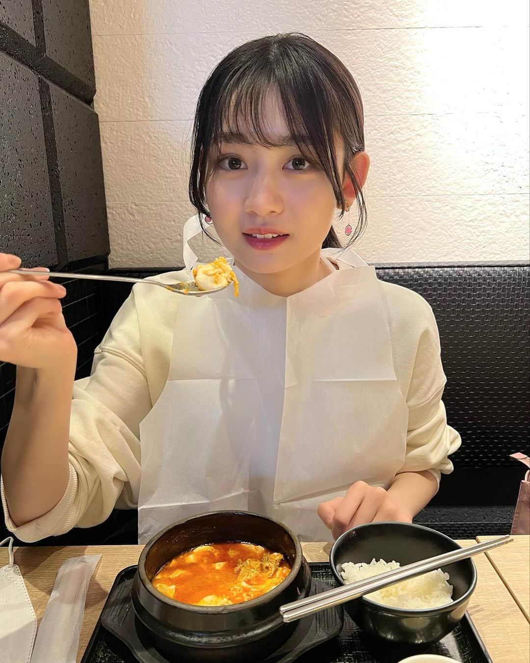 安村真奈のインスタグラム：「いつも辛くないやつ選んじゃう🔥 辛いの食べますか？  #安村真奈 #スンドゥブ」
