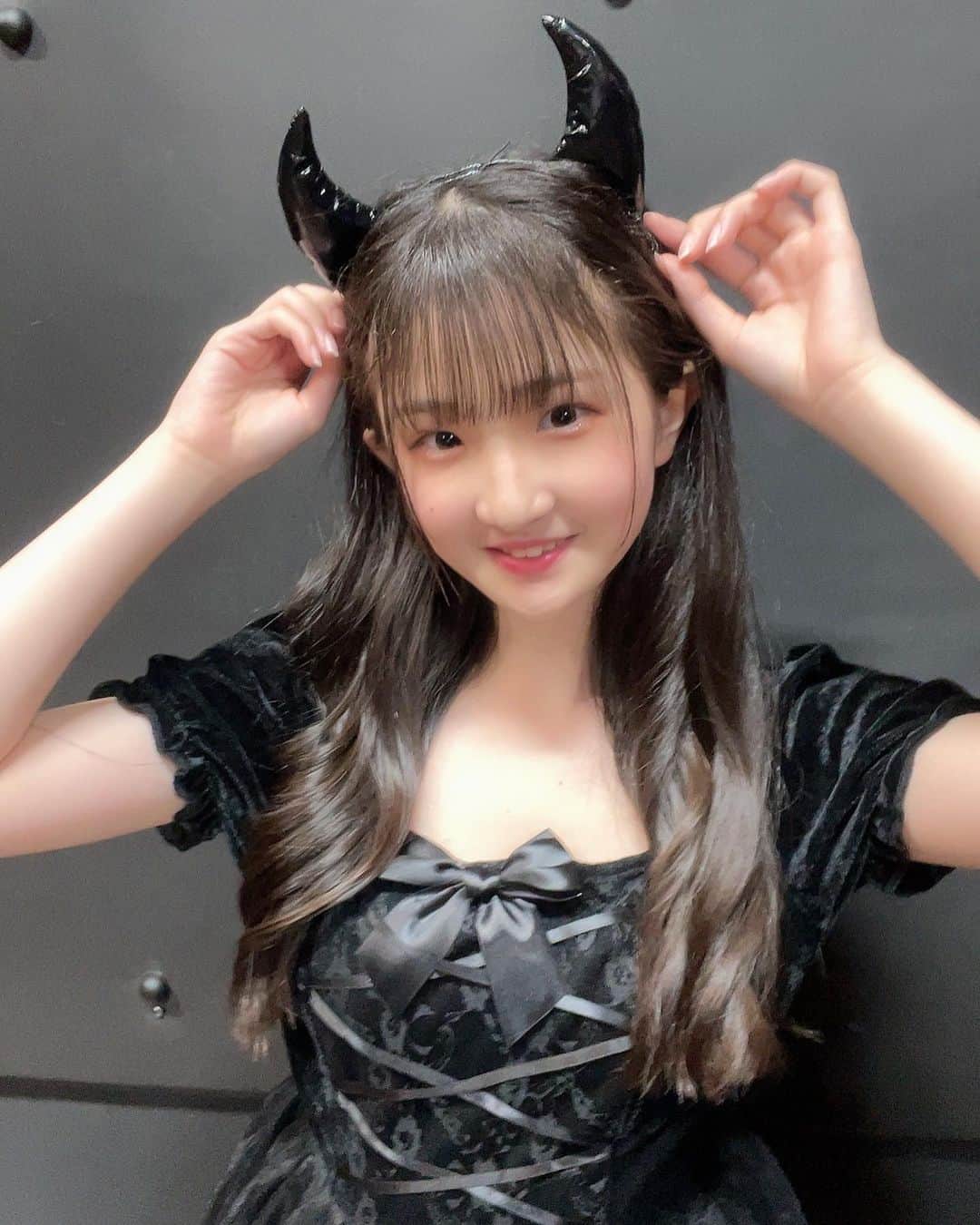 出雲やえのインスタグラム：「OS☆U REVOLUTION 〜ホーンテッド・ハウス〜 ありがとうございました♡  全体写真も載せとく！！✌🏻 どうかな？？可愛い？？🥺 イタズラしちゃうぞ😈💕  #出雲やえ #アイドル #コスプレ #黒 #黒髪 #悪魔 #デビル #ハロウィンコスプレ #はろうぃん🎃 #jc1 #全身 #13さい #脚フェチさんへ」
