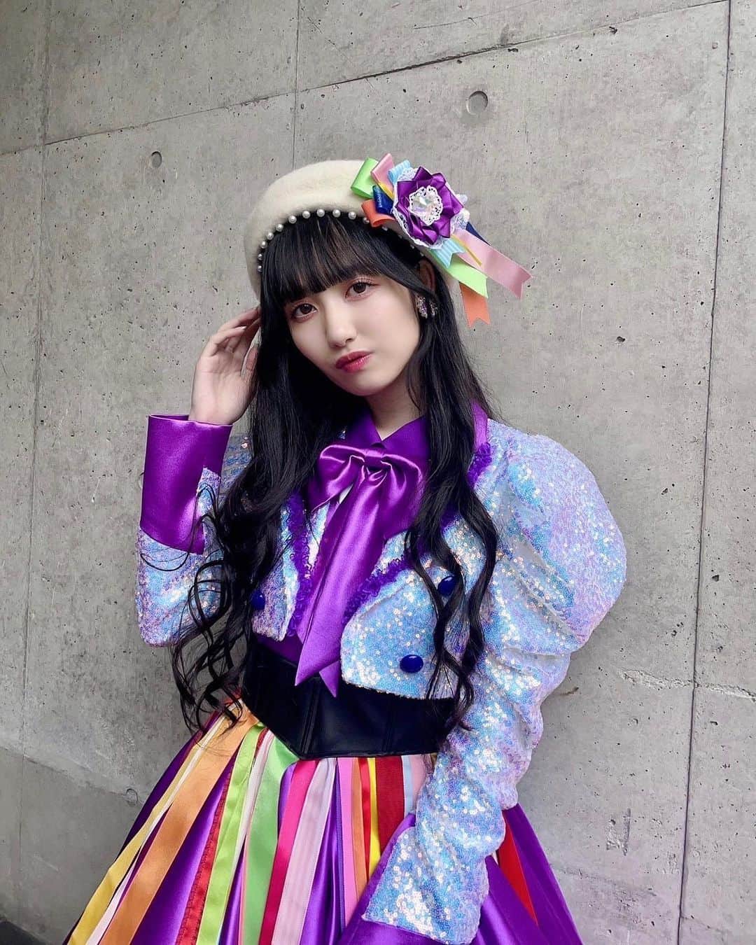 のインスタグラム：「. ラストミニアルバム新衣装💐 ⁡ ⁡ 今回も長尾しおり監修です＾＾ どうですか〜？？🪩 ⁡ ⁡ 監修もラストになるのかな〜なんて 色々考えながらお仕事させて頂きましたが、 凄く“スパガっぽい”衣装に仕上がりました🪄 ⁡ ⁡ アルバムのリード曲『キミニサチアレ!!』に 合わせたキラキラのジャケットに 胸元のリボンは参考画像に 『ラブサマ!!!』の衣装画像を送付したりして、！ ⁡ 個人的には “ラブサマ!!!超強化ver.”のような イメージがあったりします＾＾笑 ⁡ スカートには沢山のリボンをつけて頂いて メモリアル感強めです🎂🎀 ⁡ ⁡ そして最後の作品の髪飾りは ベレー帽にしました……！ ⁡ 『ラブサマ!!!』から6年半、 沢山お世話になった大好きな衣装さんに 今回は最後なので、ベレー帽の装飾等は 全ておまかせしました💐 ⁡ 愛情を感じすぎて 泣いちゃいそうになるくらいに、 物凄く気に入っています＾＾ ⁡ ⁡ 私にとって、そして皆さんにとっても 思い入れのある、お気に入りの衣装に なっていきますように💞」