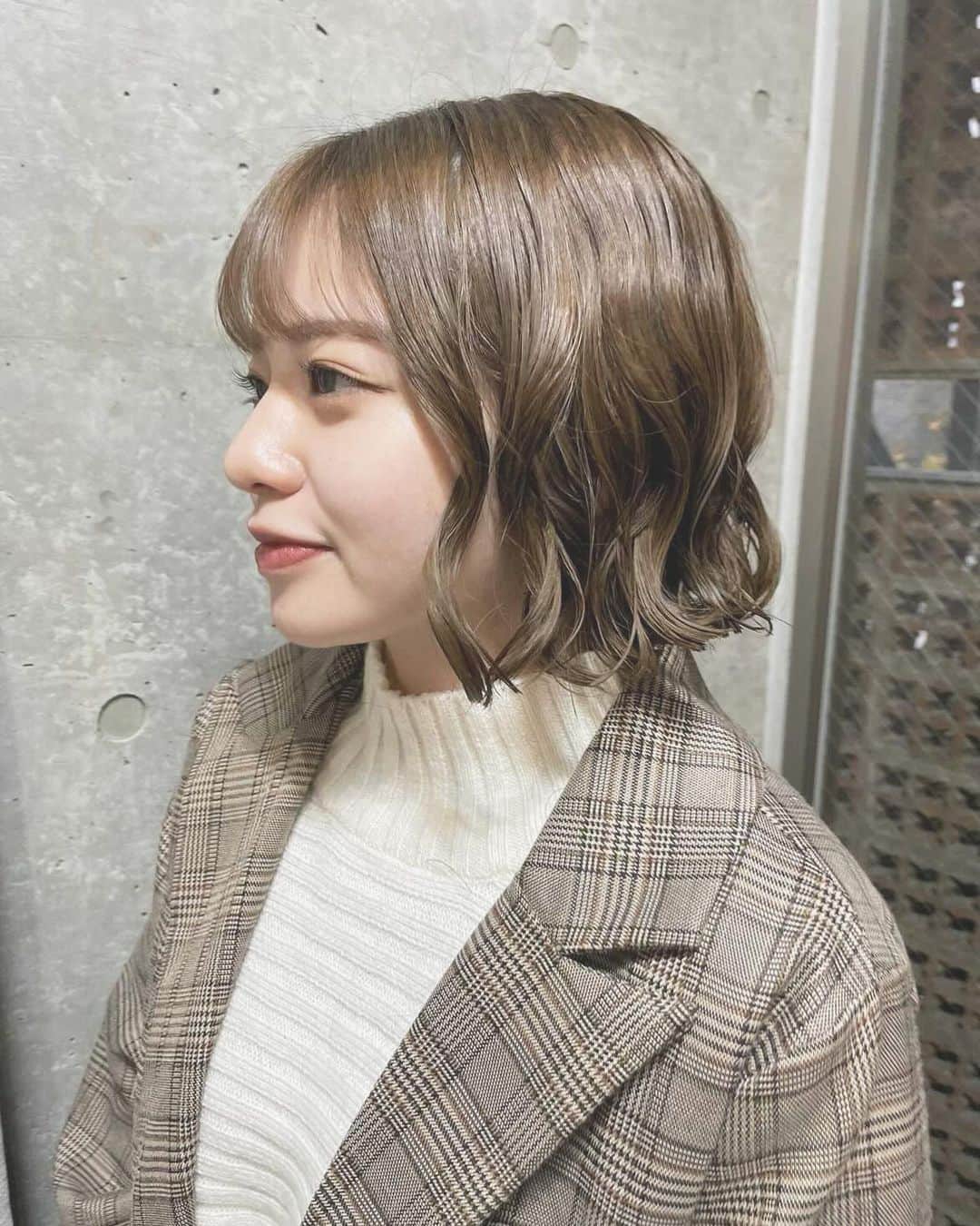 大塚美波のインスタグラム：「初デジパ＆ボブ復活💇‍♀️ ボブ位の長さが好きなんだけど、短い間のアイロンめっちゃ苦手で、やっと悩んでいたデジパに挑戦✌️  朝のヘアセット凄い短縮できるし、可愛いしで最高🫶 寝坊しても、いつもより時間かからないからほんと助かってる😊 このコテ巻き風がたまらん！！  荒さん最強💪✨  #デジタルパーマ #パーマスタイル #ボブパーマ #ボブヘアー #site表参道 #ヘアスタイル」
