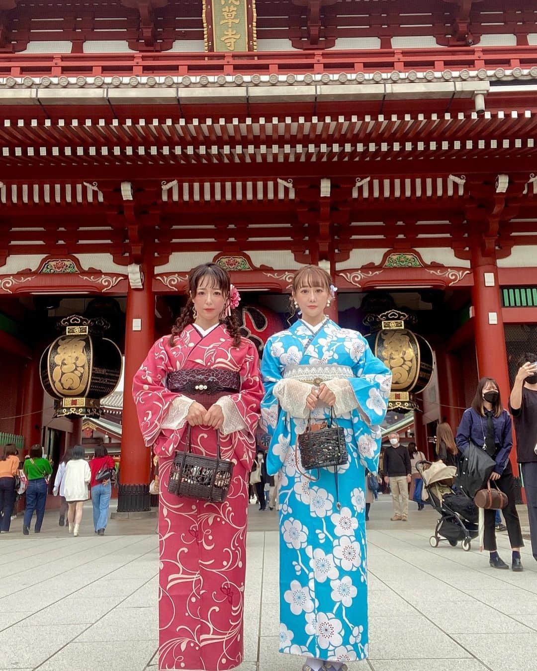 のインスタグラム：「友達であり、戦友であり、一緒に夢を叶えたいと思えるみゆぴ❣️（1枚目は真顔ショット。笑）  私が東京に出てきた19歳の最初の舞台で出逢い、そこからずっっと繋がってるの🌼（みゆは私の3個年上っ♪）  一緒に笑ったり、泣いたり、喧嘩したり、ふざけ合ったり、ここまで深い友達は人生にはいないなぁ😊お互い泣きながらぶつかる喧嘩も何回かしてる。兄妹でもしたことないよ、私😅笑  別々の道でお互い力をつけようっと離れた時もあったけど、私はやっぱり何か自分で動き出そうとする時は、必ずみゆを誘っちゃうのだ☺️✨✨Attackもその１つ。私は諦めない！笑  何度も離れても、やっぱり一緒にエンタメの夢を叶えたいなって想いは変わらなくって😊  お互い変なやつだし、わがままだし、人生にワクワクドキドキを求め続けちゃうし、大変だけど、今世はきっと何があっても離れない関係なんだと思います☺️困ったもんだ。ぷぷぷ。もう姉妹を超えてカップルだ。笑  また今一緒にいることにはきっと意味があって、今がそのタイミングなんだって、エンタメを続けてきて良かったって思うの☺️そんなことも言える相手がいることに、ありがとうだね🌻  いつか売れたら色んな笑える思い出を話したいなぁ🤭✨お互い昔も？ボケがひどいんだから。笑  #浅草 #浅草食べ歩き #浅草着物レンタル #浅草デート #浅草観光 #東京観光 #tokyo #japan #japanease #キキララ #双子コーデ #相方   #japaneasegirl #Japaneseculture #likeforlike #love #カメラ女子 #モデル #モデル募集 #大人可愛い #大人女子 #大人カジュアル #followme #ダンサー　#instagood #タビジョ #笑顔が一番 #エンターテイナー #ありがとう」