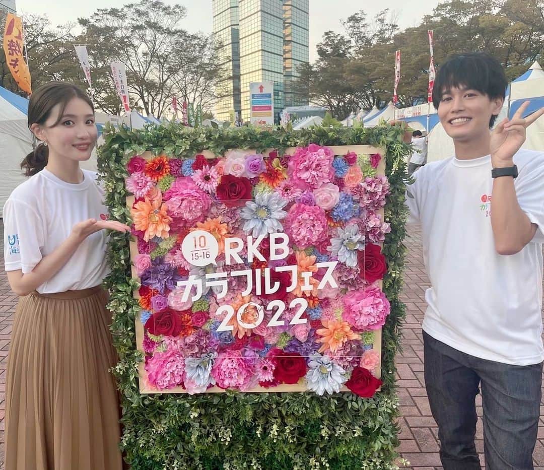 のインスタグラム：「#rkbカラフルフェス2022  お越しくださった方々ありがとうございました😊💕 テレビとラジオの特番、イベントと盛りだくさんの1日でした😆 あすも是非お越しください。  こちらは写真を撮ってない！！！！ということにイベント後に気づき、井口さんと急遽撮影🥲 明日はたくさん撮ります！ あすはパーソナリティの皆さんとも撮りたいなぁ 写真を撮ってくださった方は送ってもらえると幸いです。 #rkbカラフルフェス2022  #RKB#テレビ#ラジオ#アンバサダー#井口謙#本田奈也花」