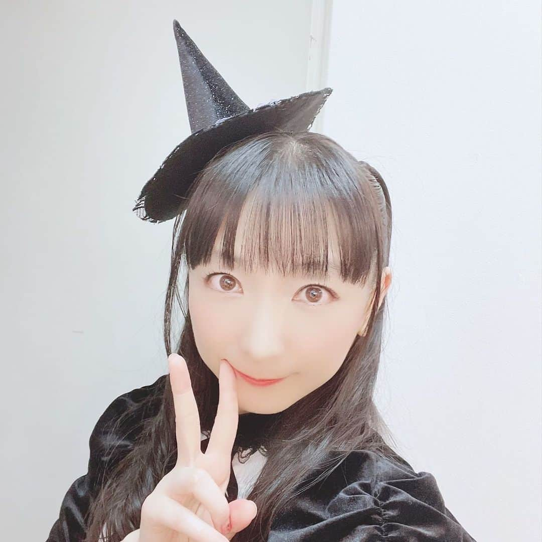 堀江由衣さんのインスタグラム写真 - (堀江由衣Instagram)「. 今日は「黒ネコ集会 Vol.21 ～Party of Halloween～」でした♪  遊びに来て下さった皆様、配信などで見て下さった皆様、見てはないけど企画に参加して下さった皆様、本当にありがとうございました♪ たくさんの方のおかげでとても楽しい会になりました♪ ありがとうございました♪」10月15日 22時30分 - yuihorie_official