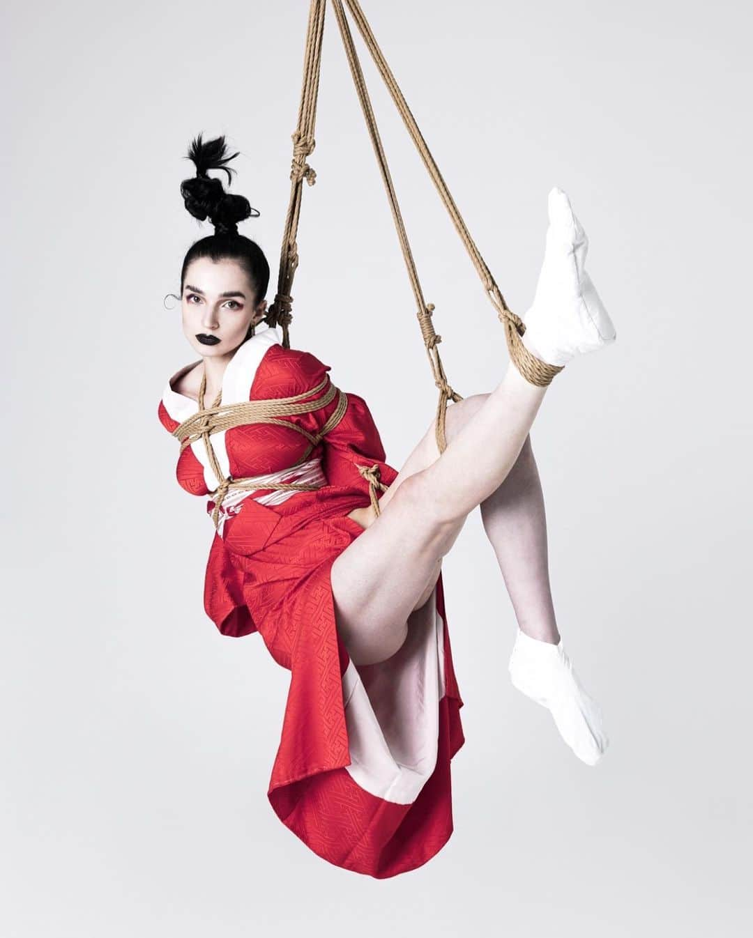 Hajime Kinokoのインスタグラム：「Poppy x Japanese traditional Shibari  Model @impoppy   Hair & Make-up artist  Hiroko Kohsaka @koko_muahk  Assistant Hair & Make-up artist  Tania Sofía Pinkus Martínez @taniapinkus  Rope and Photo Hajime Kinoko Rope Assistant Team ROPES ZIMA @zima_1020 Ami @ami_net_ami  #japan #tokyo #kimono #juban #japaneseart #hajimekinoko #poppy #art #fashion #contemporaryart #modernart」