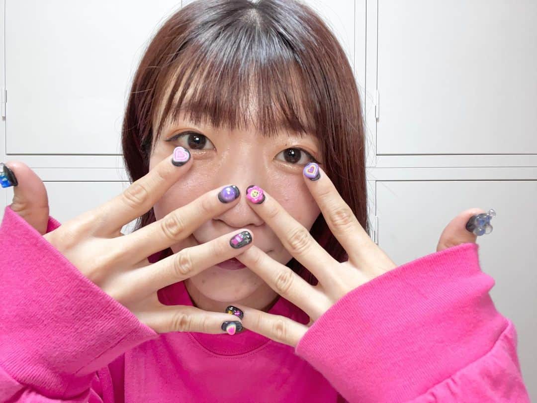 ぱいぱいでか美のインスタグラム：「ぎらぎらカラフル . ネイル変えた〜！ 今回は珍しくブラックベース🖤 オーロラのマグネットにカラフルなパーツで 黒でも重たくならないようにしてもらいました🙂🌈 右手親指のハート🤍とお花💠の並びは 大好きな小関舞さん @mai_ozeki.official のセルフネイルのデザインから 真似させてもらってます！！！！！！ ハートとお花縦に並べるの天才的に可愛い……流石🙏🏻😭💙 今回はhonokaさんにやってもらいました！ Lovlの人まじでみんな技術高いし早くて最高……！ . #nail #lovl #lovlnail #でか美ちゃん」