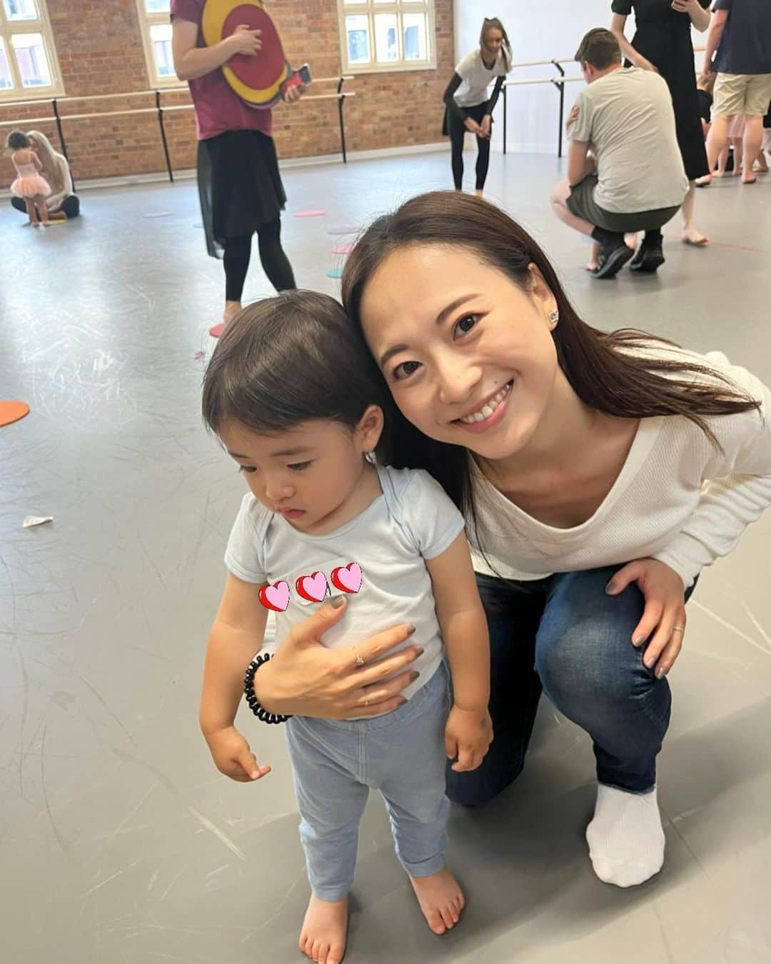 稀鳥まりやさんのインスタグラム写真 - (稀鳥まりやInstagram)「🩰 先週からBaby balletを始めました🫶🏻 チビリーナ達に混ざって、初めは少し緊張気味でしたが🥴途中からはとても楽しそうに走り回っておりました❣️ 今日は2回目のレッスンでしたが、先週より落ち着いて先生のお話を聞けてました✨ お歌が始まると凄く嬉しそうにしていて、レッスン終了後は手に星⭐️のスタンプを押してもらいました❤️ 楽しんでくれてて嬉しい❣️ というか、私が凄く楽しい😆 ・ ・ #にしても #3枚目の #私の顔よ😂🤣」10月15日 23時01分 - mariya_kitori