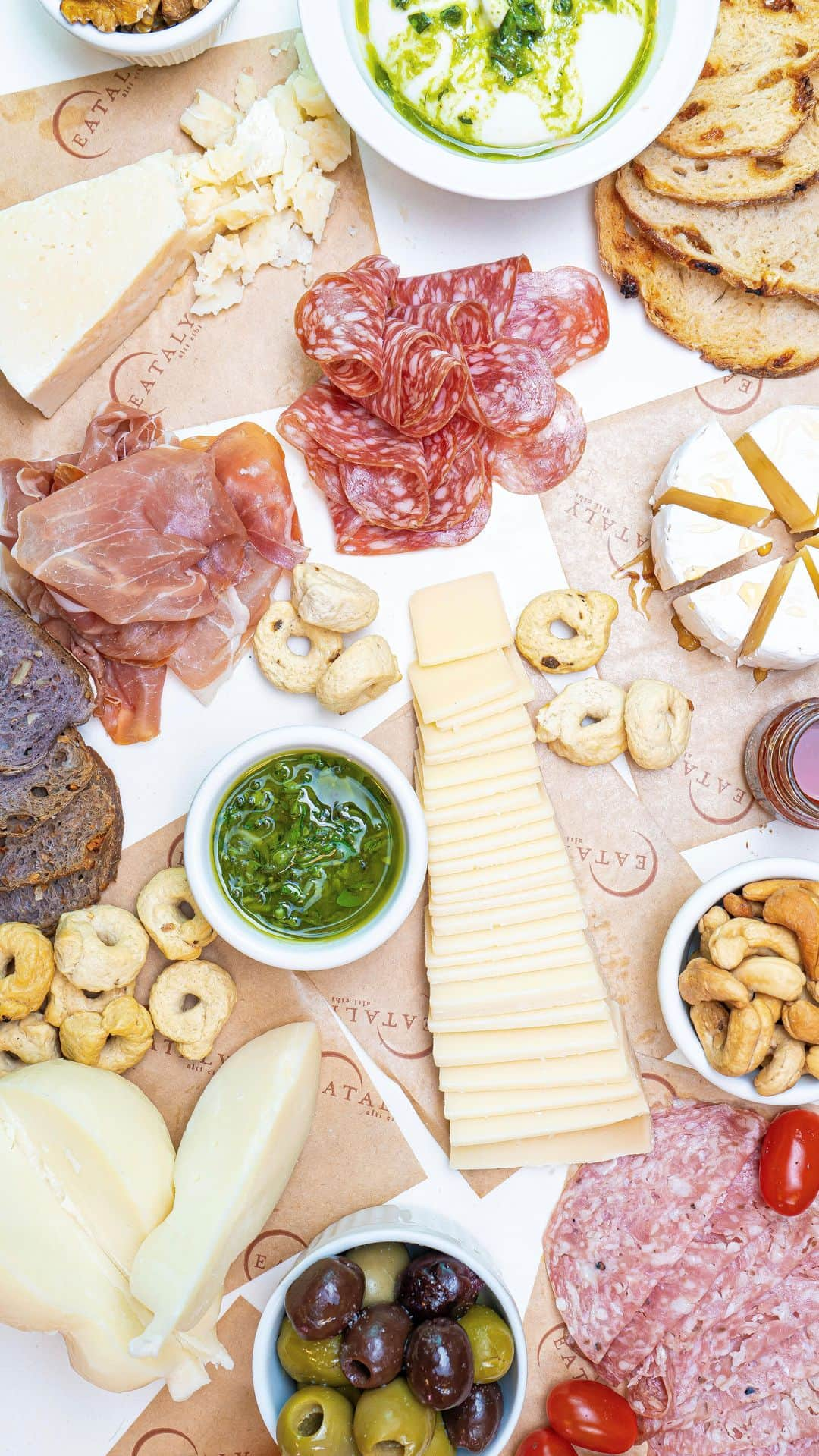 Eataly Brasilのインスタグラム：「Eataly, Como Eu Faço uma tábua de antepastos?   Comece o jantar perfeito com uma belíssima tábua de antipasti! Confira essas dicas para não errar na hora de montar a sua:   Selecione pelo menos um queijo fresco e macio e um queijo curado. O mesmo vale para embutidos. Calcule cerca de 60g por pessoa de cada variedade escolhida, mas com uma excessão: Se você optar por prosciutto di Parma, quanto mais você servir, mais as pessoas vão comer...   Se o pessoal já está chegando e você ainda não acabou a tábua, corte pequenos pedaços dos queijos e embutidos e deixe as facas na mesa, para que as pessoas continuem o trabalho enquanto se servem.   Complemente com conservas como azeitonas, tomates secos ou melanzane sott’olio. Coloque em potes menores como ramekins para poder colocar sob a tábua. Por fim, disponha geleias, compotas, mel, pães etc. para fechar sua tábua perfeita. E agora é só abrir um vinho e curtir a noite!  #eataly #eatalybr #eatalysp #granapadano #parmigianoreggiano #prosciutto #formaggi #salumi #italy #italianfood #food #foodlovers #eatalycomoeufaco」