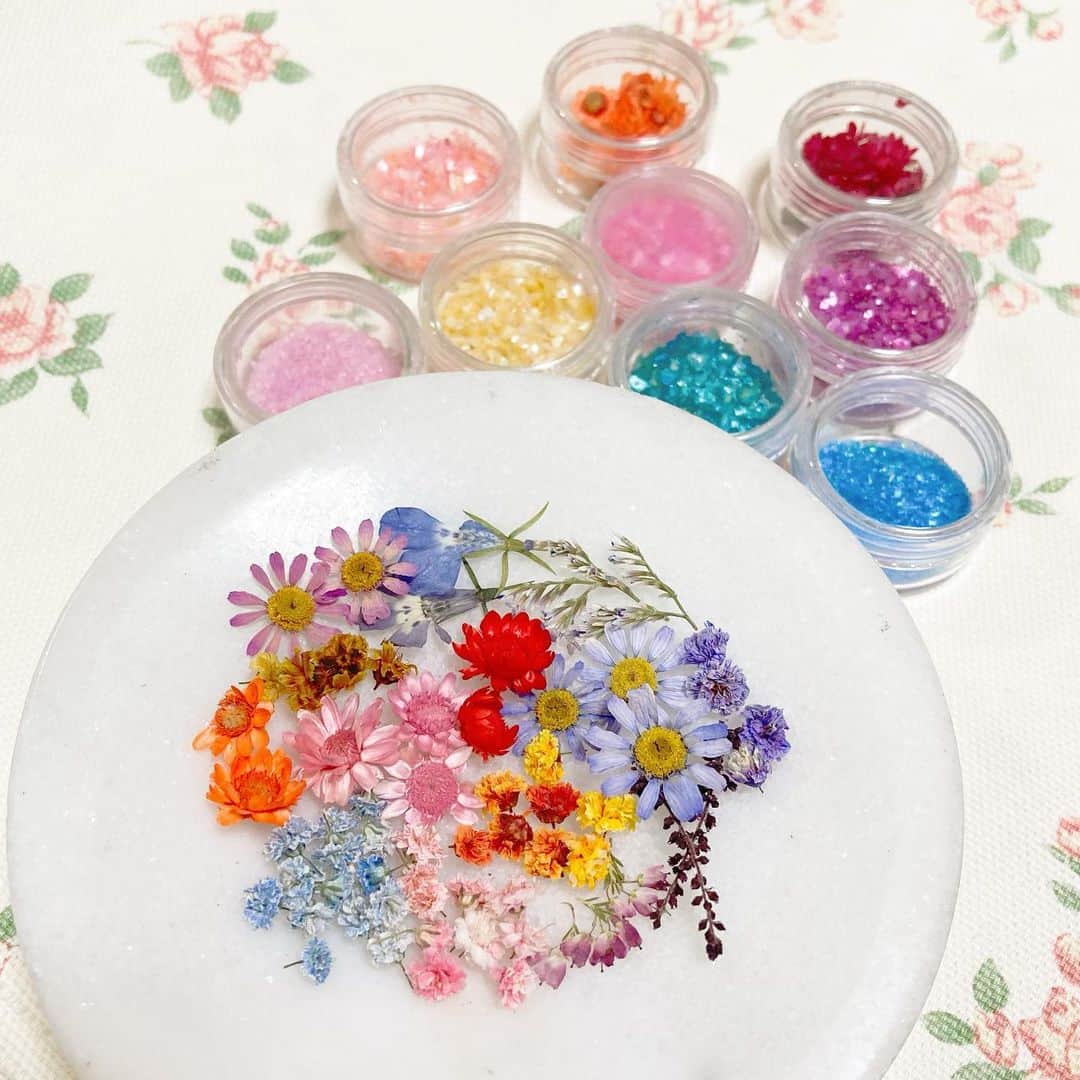 Sakikoのインスタグラム：「2022.10.15  今日は、お花を使った新作リングを試作した1日でした🌼  今回の新作は、かすみ草やスターチス、スターフラワーなど、いろんな種類のお花を使います。 どのお花も可愛いのでどれを使うか悩みました。 もちろんお花以外にも、一緒に使用する樹脂の色合いやシェル、ラメなども、どれにするかたくさん悩みました… 完成！とまではいかなかったので、 明日も引き続き制作に没頭しようと思います💪」