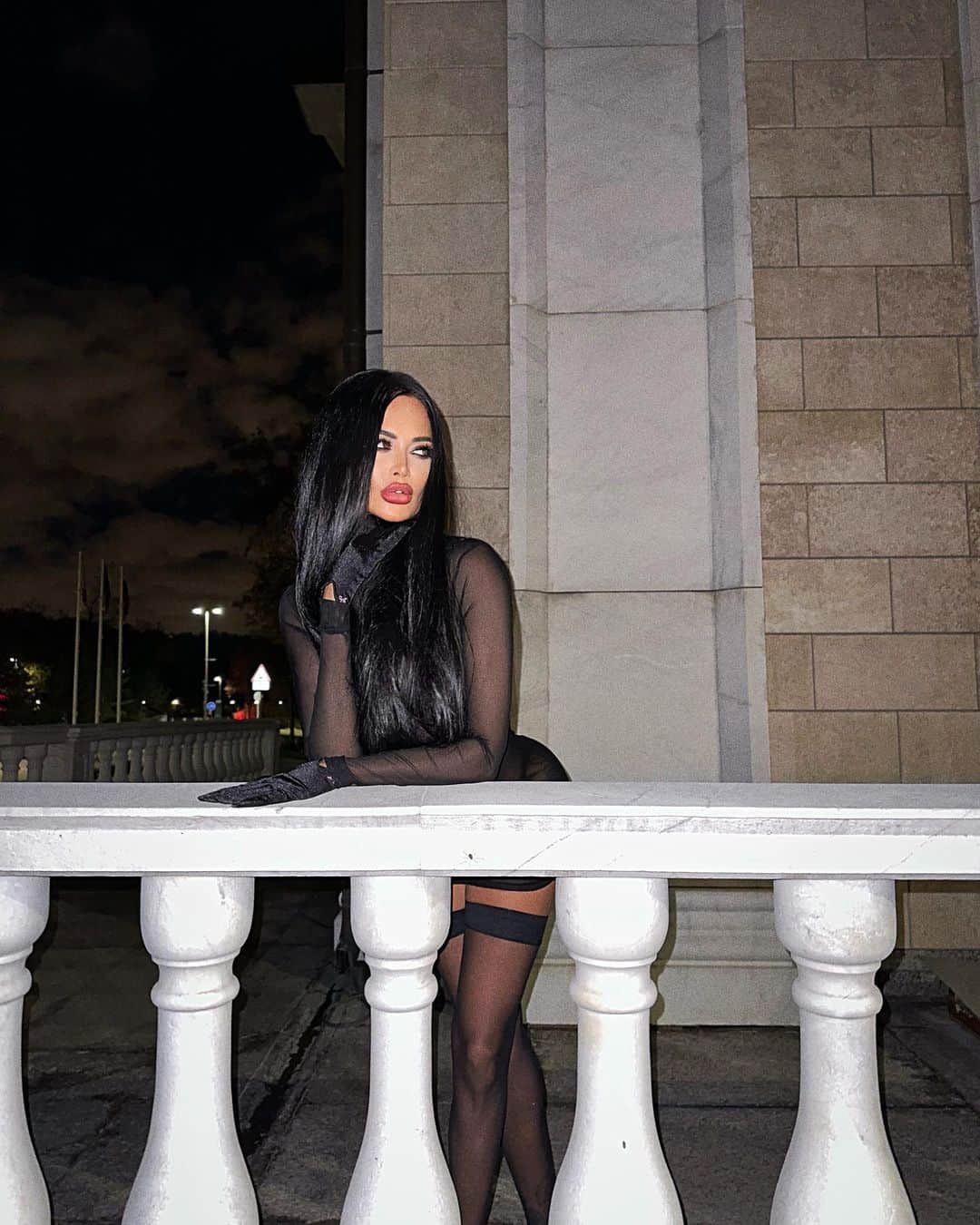 Nita Kuzminaのインスタグラム：「«Я СТЕСНЯЮСЬ СВОЕГО ТЕЛА!»🙅🏻‍♀️ Как перестать стесняться своего тела и дать волю своей сексуальности в жизни и в сексе? Я подготовила для тебя некоторые советы которые помогут тебе раскрыться 💋 Итак:   • Если ты стесняешься своего тела, то создай интимную обстановку в виде полумрака. Зажги свечи или включи подсветку. Если подсветки и свечей нет, то ты можешь зажечь торшер и накрыть его какой-то тканью, тогда свет будет интимный, не яркий, то что нужно! Хотя Я ЗА СВЕЧИ, так как именно они создают ту самую магическую атмосферу, которая расслабляет и дико возбуждает..  • Укрась свои «выигрышные» части тела, которые тебя привлекают в себе больше всего. Если это руки - надень на них кольца/браслеты, если ты обладательница длинной шеи, то подчеркни ее украшением. Стройные ножки укрась чулками с туфлями, если у тебя роскошные волосы, то распусти их.. Изучай себя и включай фантазию! Обязательно добавляй аксессуары и подходящее для твоей фигуры нижнее белье, то есть если животик твоя проблемная зона, ты можешь надеть sexy корсет или пеньюар, который его скроет..   • «Мейкап» для тела, что это!?  Под этим я подразумеваю, естественно чистое вымытое тело, и далее вы можете нанести на него приятнопахнущие крема, лосьоны, масла, блестки, парфюм (!). Я, например, помимо всего этого, фанатка загорелой кожи, так как для меня это очень сексуально, поэтому я регулярно посещаю солярий, либо сильно загораю на отдыхе.   • Ещё мое одно из главных правил — ходи по дому обнаженная! Лично я это делаю постоянно, после принятия душа и нанесения кремов. Люблю ходить по квартире абсолютно голая и рассматривать себя в отражении своих зеркал.. Я разглядываю каждый сантиметр своего тела, трогаю, ласкаю себя и говорю себе комплименты, о том, как Я ПРЕКРАСНА!   • Также я хочу, чтобы ты начала читать эротическую литературу.. Я люблю такое читать перед встречей с мужчиной или прямо перед сексом (с мужчиной или с собой).. Рекомендую подобрать ту книгу, в которой ты будешь представлять себя главной героиней, таким образом ты начнёшь фантазировать, будешь находиться в расслабленном состоянии и на пике возбуждения.. И кстати.. ты даже можешь предложить партнеру поиграть в эту ролевую игру из книги..」