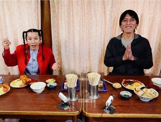 小林尊のインスタグラム：「ME:  がおーっ！🦖🔥 ジャイアント白田:  いただきます🙏😌 😂🤣😂  Me: Let’s eat! 🔥 Giant Shirota: Thank you for cooking🙏」