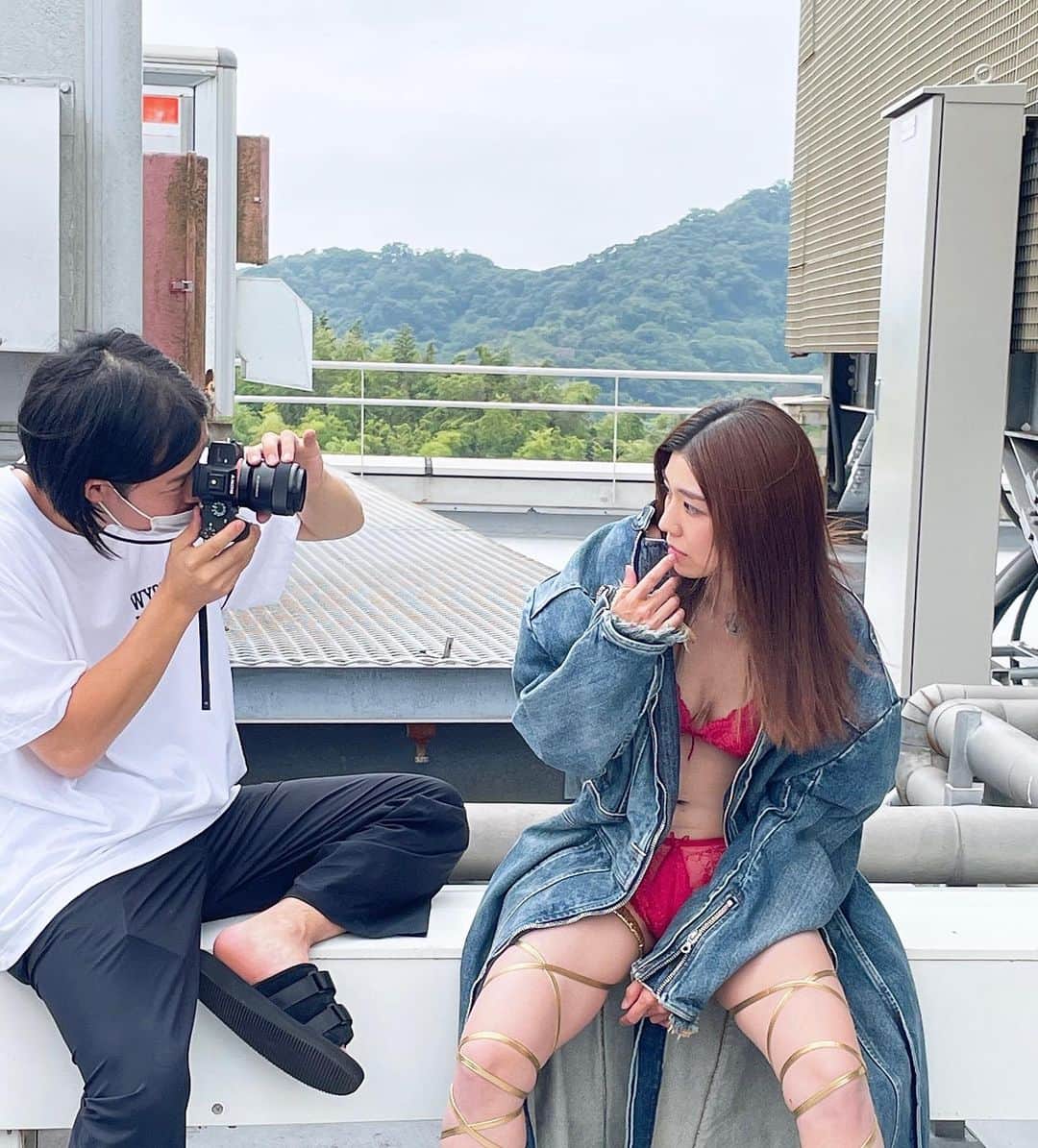 のインスタグラム：「4th写真集『 La vita è bella あなたとわたし 』 オークション開始まであと6日✨ Countdown... . 今回3冊目ともいえる、特典で付くフォトブック✨ こちらは写真集とのGAPを楽しんでもらいたいと思います。 18日発売の月刊サイゾーで初お披露目になります🤡 photographer. 永田拓也さん . #4th写真集 #bella写真集  #新婚生活 #藤木由貴 #grazie  #サイゾー #非日常 #photobook」