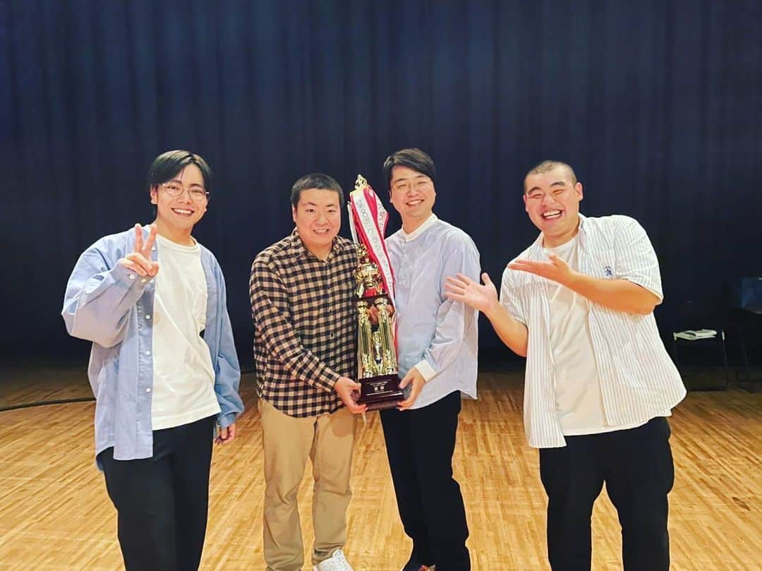 桃沢健輔のインスタグラム：「ラフターナイト第8回チャンピオンライブ 前回大会優勝ゲストとして出演させて頂きました  優勝はサスペンダーズさんでした トリ出番のプレッシャーなんて無かったかのような鮮やかな優勝で痺れました  我々も我々で、ちゃんと面白くないと面目の立たないプレッシャーの中でなんとか保てたのではないかと思います 相変わらず素晴らしいライブで、関われたこと自体がありがたい限りでした  サスペンダーズさんと同じ楽屋だったのですが、古川さんのジーパンが生乾きで臭かったです」