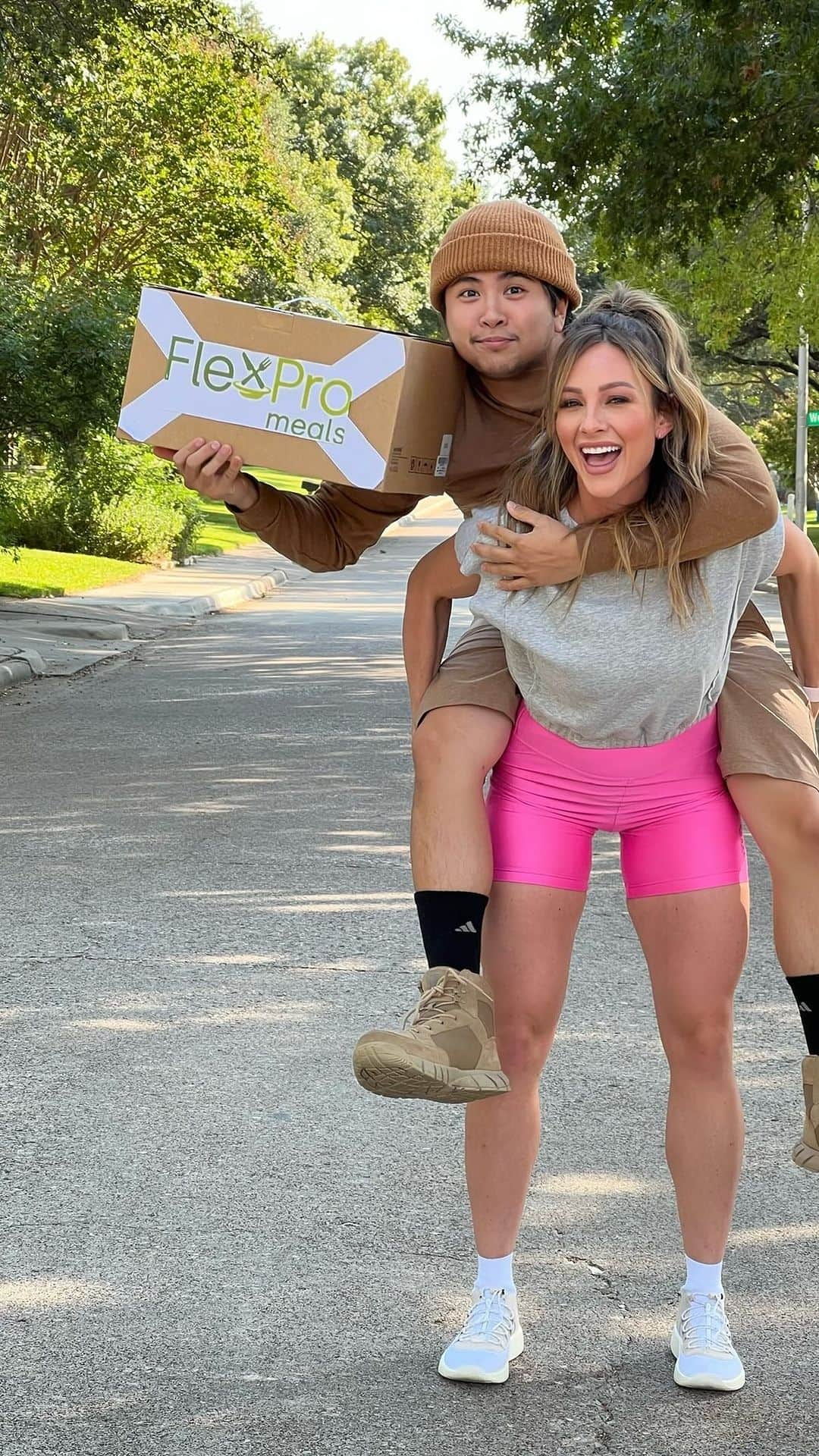 Paige Hathawayのインスタグラム：「When your @flexpromeals arrive! 😂   COMMENT 😂 IF YOU LAUGHED AT THIS!!   Get healthy meals for as low as $6.80 with my support code: PHFIT 🥳 this code gets you 20% off your order!   #funny #humor #mealprep #fooddelivery #healthylifestyle」