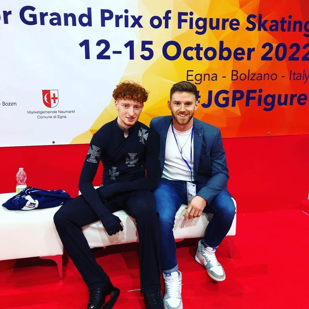 Phil Harrisのインスタグラム：「Well done @fr3drik0_ on your second #jgpfigure event of the season. Your high work ethic and dedication continues to show at each event!! Lots of lessons learned and positives take away 👏🏼🙌🏼 Now to go back home and build on this performance 💪🏼💪🏼⛸ Also congratulations to the rest of the @britishiceskating team 👏🏼🇬🇧 Thank you to the OC @young.goose.academy.official for the hospitality and wonderful event! ✨ . . @tc_coaching_figureskating @nat_ice_centre  #proudcoach #teamwork #hardwork #iceskating #figureskating」