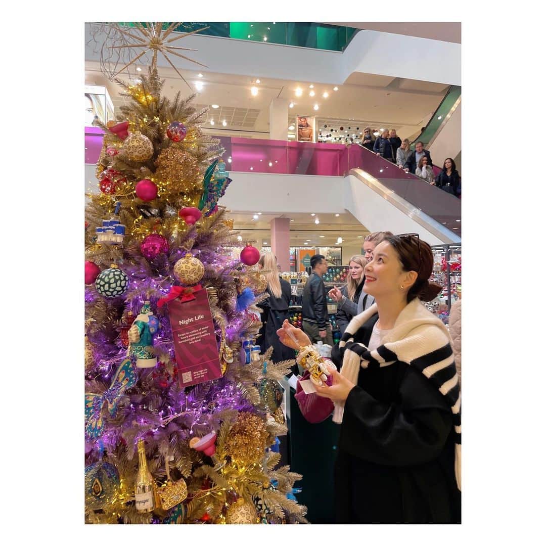 のインスタグラム：「ハロウィンもまだだけど、せっかちなもので、我が家のクリスマスツリーを買いに。 デパートは既にクリスマスモード🎅🎄 服装は完全に冬仕様。 一年本当にあっという間です😭  #london #londonlife #gettingreadyforchristmas  #mumof3」