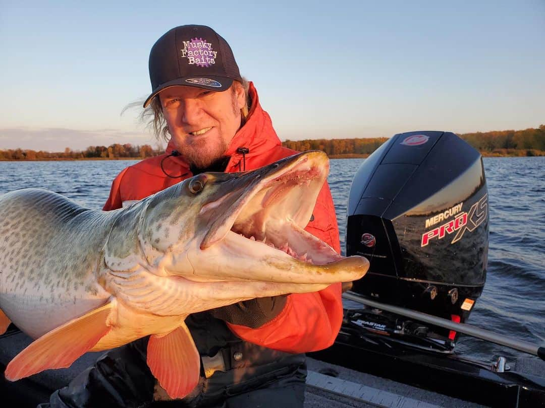 エイドリアン・スミスのインスタグラム：「I had an amazing day of musky fishing with these guys… if you haven’t read my book check out Monsters of River and Rock. #monstersofriverandrock #muskyfishing with @lawrenceguntheroutdoors and @gotmusky  #ottawariver  @ironmaiden」