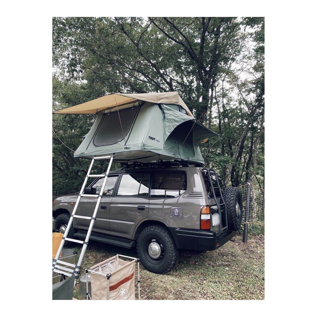 藤田敦子のインスタグラム：「ㅤ どう考えても快適すぎる✨ あとは、車の後ろにタープが 出せたりしたらいいのにな… (後ろをクローゼットみたいにしてるので、 雨よけがあるといいのじゃよな) ㅤ 色んな人に褒めていただけて嬉しかった👍  #blendacarlife #prado #95prado #プラド #95プラド #プラドのある生活 #rooftent #campers #camp #camping #campingtrip #thule」