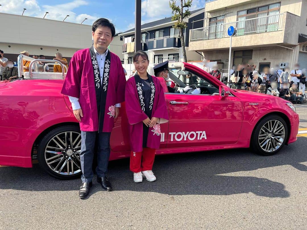 寺本明日香のインスタグラム：「#小牧市民まつり 小牧の山下市長と パレードで オープンカー乗りました👐  素晴らしい天気で良かったです☀️ 地元小牧の皆様の温かいご声援 いつも励みになってます☺️」