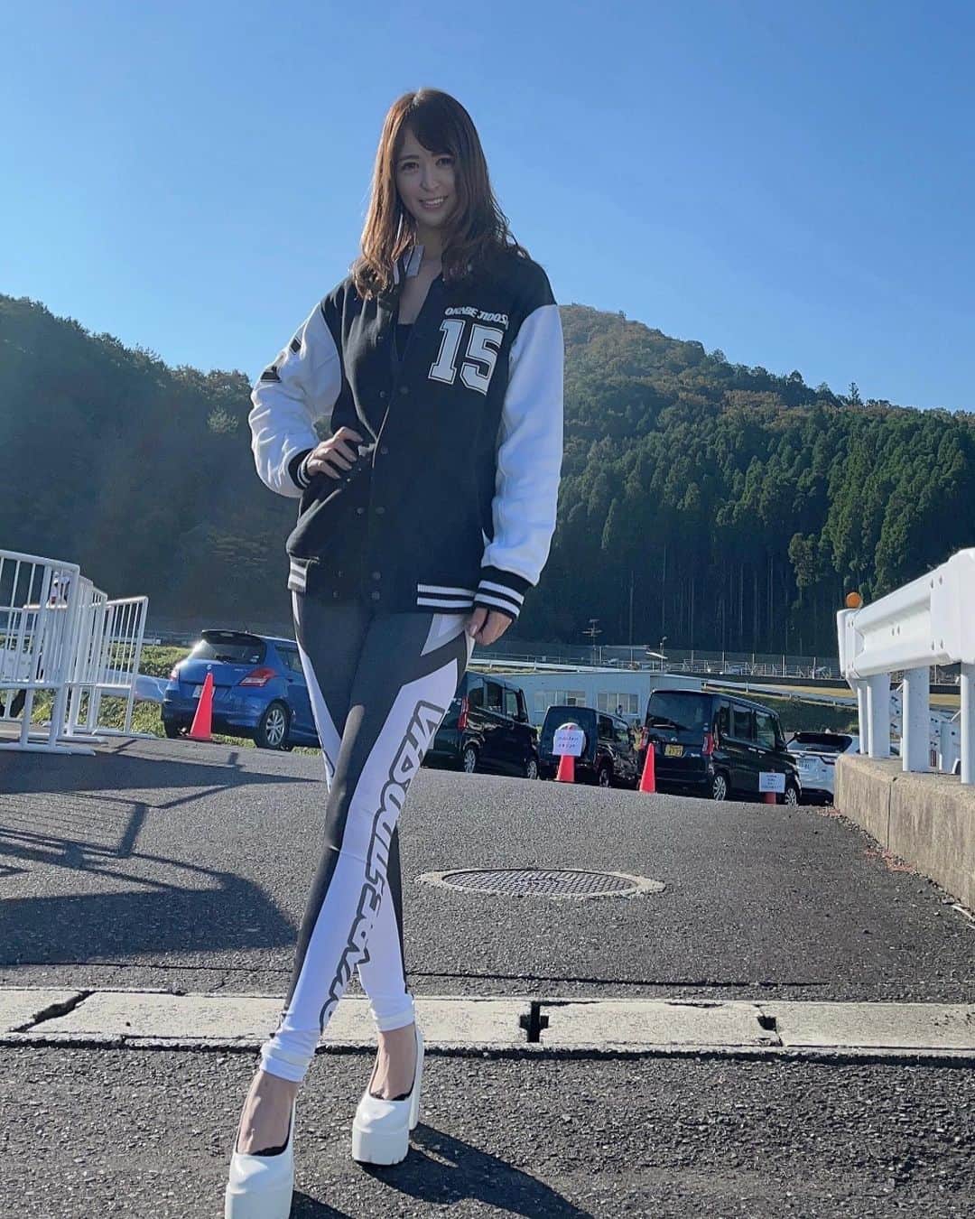 のインスタグラム：「朝は寒かったよ🥹衣装の上着着た🧥 レースクイーン頑張ります🥺🍊  #S耐　#岡山サーキット　#お疲れ様です　#ありがとうございます　#岡部自動車　#鈴鹿　#鈴鹿サーキット #レースクィーン #レースクィーン好きな人と繋がりたい」
