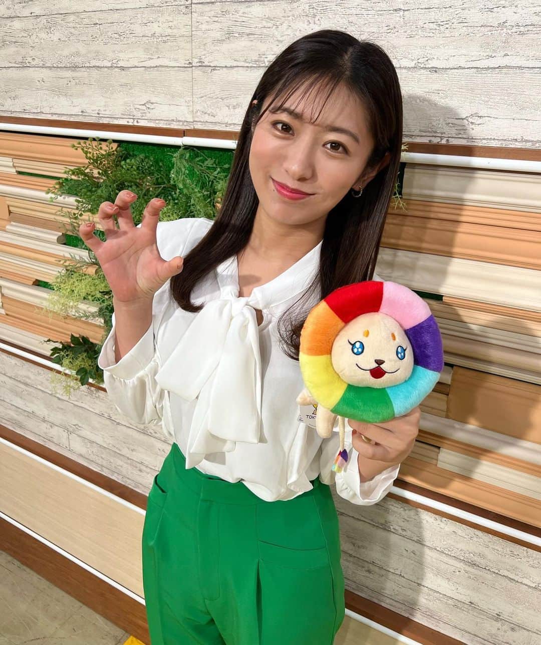 のインスタグラム：「👗 . #東京インフォメーション #衣装 朝は特に日によって 顔のコンディションに差が出ますね🤣」