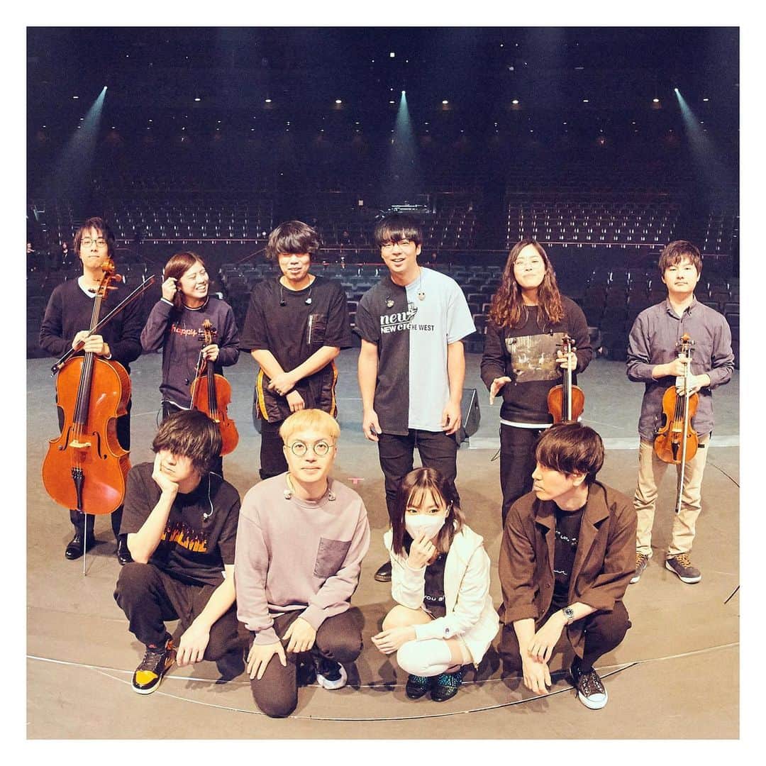 佐藤純一のインスタグラム：「いい感じのオフショットが出てきた。2019年の写真。 fhána where you are tour 2019 2019 12.15 Sun at Maihama Amphitheater DAY2 -divine- Rehearsal Photo  Bass 御供信弘 Drums 河村吉宏(よっち) 1st Violin 金子昌憲 2nd Violin 河邊佑里 Viola  武市華奈 Cello 石川啓  Photo by @sasaharakiyoaki   #fhánaTour2019  #fhána #livephotography #livephoto」