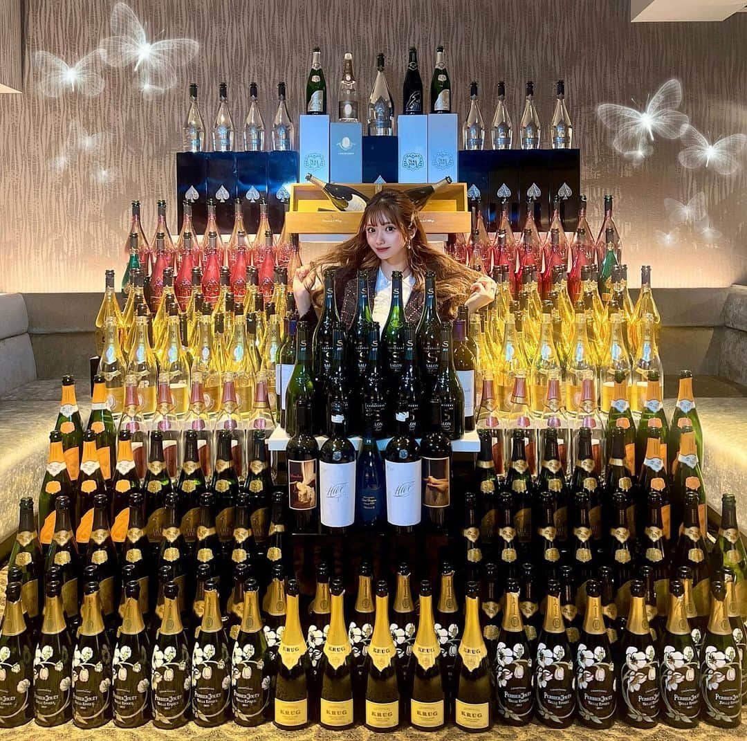 ひめかのインスタグラム：「いつもいつもキラキラさせていただいて 本当にありがとうございます🥹✨❤ 誕生日まであと10日！あっとゆう間です😭😭😭 毎日色んな来て頂いてる方にがんばろうねって 応援していただいて支えられてます😭💖✨ 感謝を忘れずこのままお誕生日まで走り抜けたいと 思っています😊皆様よろしくお願いします🥹  #壁紙が飽きてきたので🦋いれてみました🤣 #大阪 #北新地 #キャバクラ #キャバ嬢 #エースグループ  #シャンパン #レイズ」