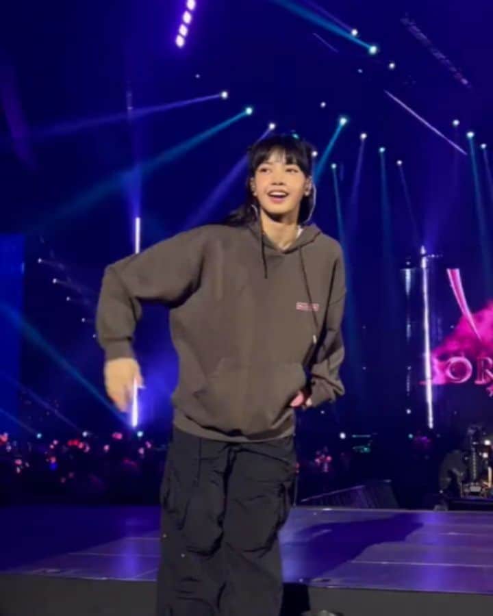 リサのインスタグラム：「BLACKPINK BORNPINK WORLD TOUR — SEOUL Day2 —SOUNDCHECK LISA FANCAM  🎥 CTTO: . . . #LISA #LALISA #리사 #블랙핑크 #BLACKPINK #LALISAMANOBAN #LALISAMANOBAL #blackpinklisa #lisablackpink」