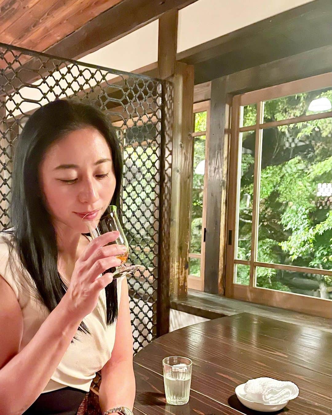 三浦瑠麗さんのインスタグラム写真 - (三浦瑠麗Instagram)「大分に講演へ。 湯布院泊まり。 移動の疲れを温泉で癒し、BAR山猫でウイスキーをいただく。幸せなことです。 ドライブウェイも綺麗だった。」10月16日 8時43分 - lullymiura