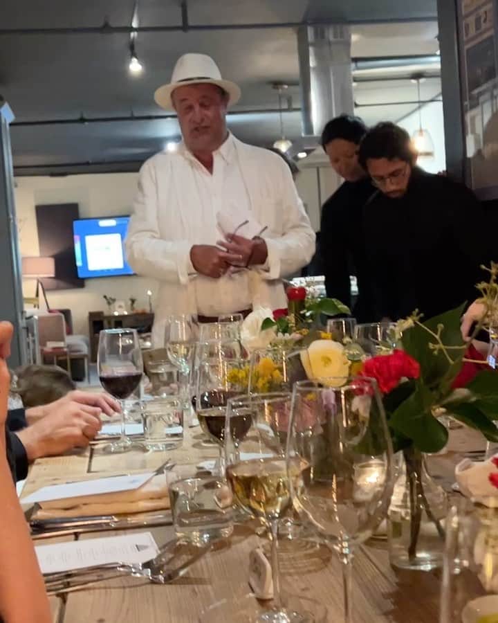 エリザベス・ロドリゲスのインスタグラム：「Chef’s dinner table! #chefjuanjosecuevas #hispanicheritagemonth 💥💃🏽👋🏽」