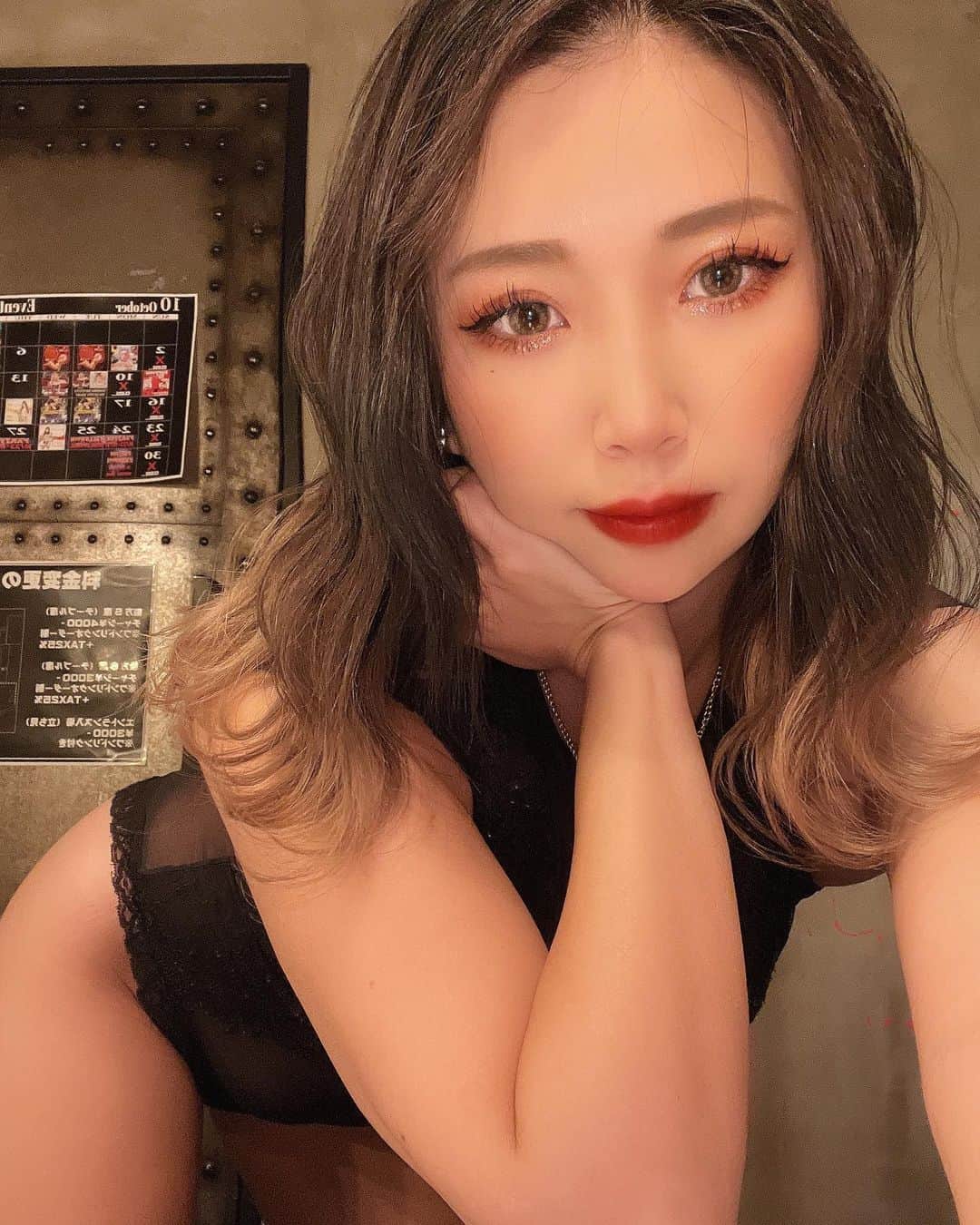 REIちぇるのインスタグラム：「秋が過ぎ去り〜 あっという間の冬が来た〜 髪色やっぱり暗すぎて似合わないけど明るくするのに髪痛むよなぁ。。  疲れが抜けないんだよ！ びっくり🫢」